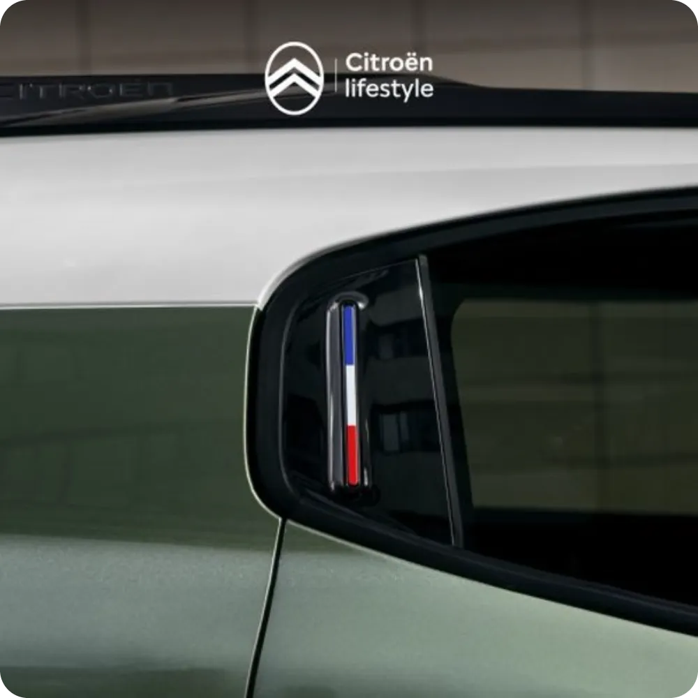 Vista exterior em grande plano dos Color Clips do Citroën ë-C3 Aircross, que apresentam detalhes personalizáveis para um design elegante, expressivo e acessível.