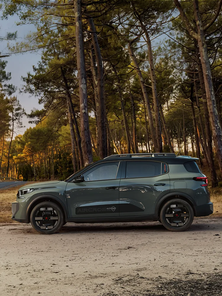 A vista de perfil lateral do SUV Citroën ë-C3 Aircross apresenta o Advanced Comfort, a assinatura LED e um SUV familiar com um design espaçoso