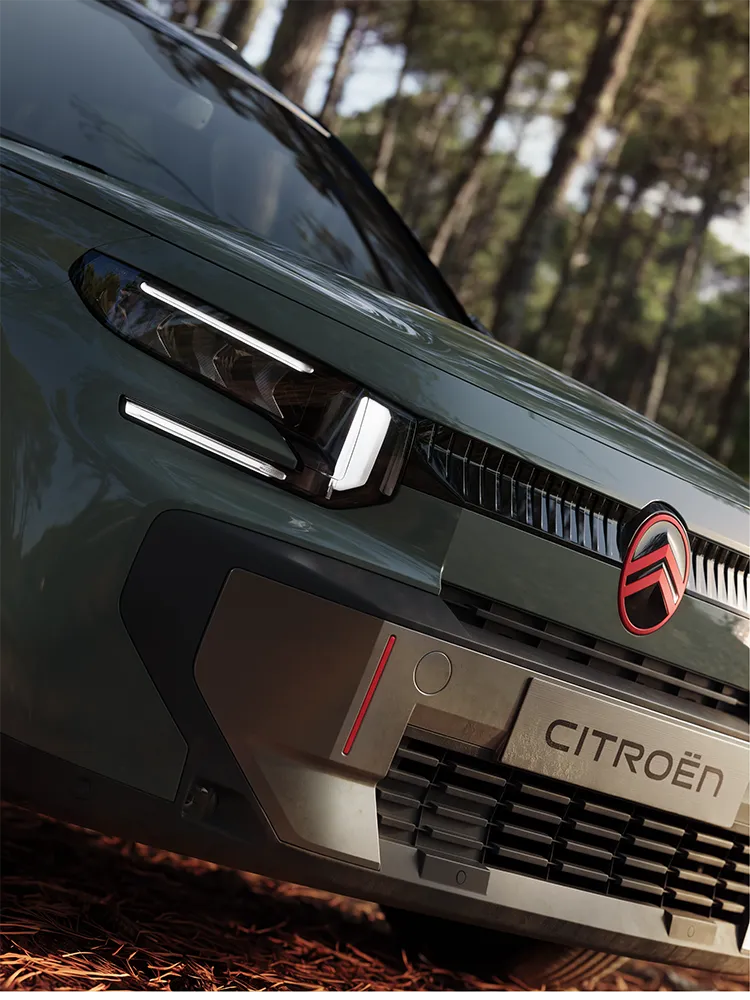 A vista frontal de três quartos em grande plano do Citroën ë-C3 Aircross apresenta a assinatura LED, o Advanced Comfort e o estilo de um SUV familiar