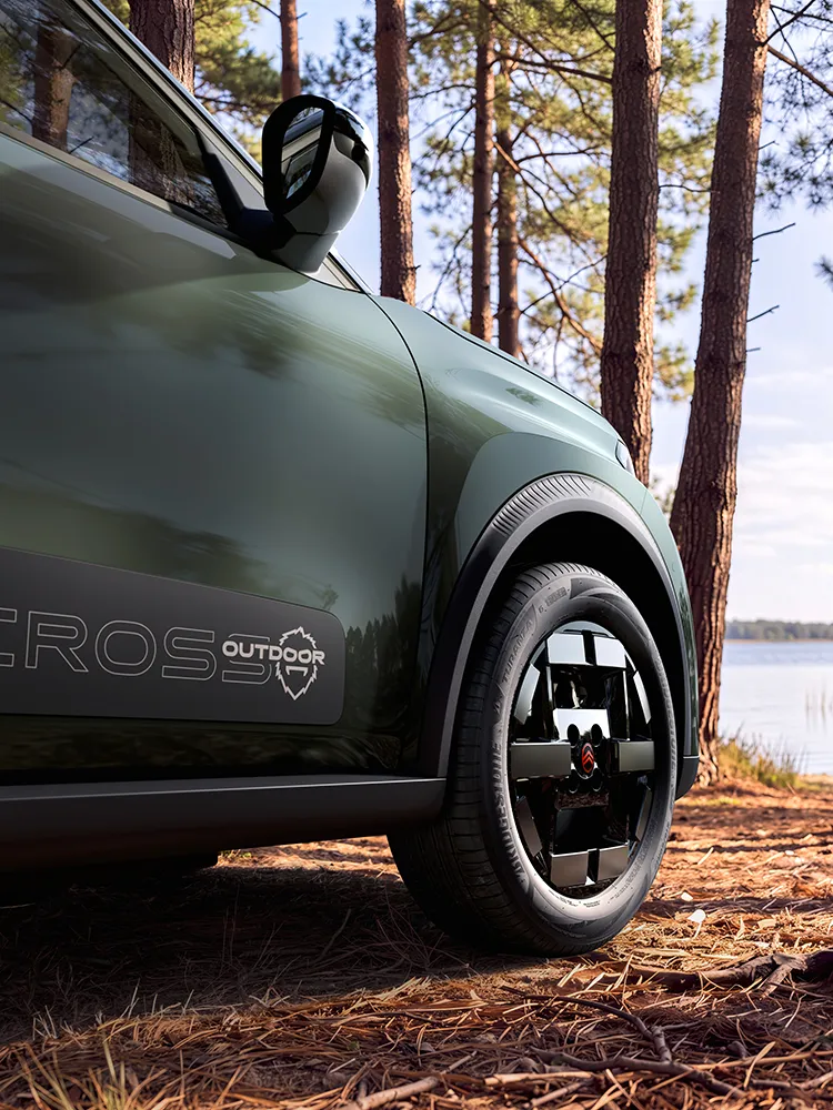 A vista lateral em grande plano do SUV Citroën ë-C3 Aircross apresenta o design das jantes para atividades ao ar livre, o Advanced Comfort e a aventura de um SUV familiar