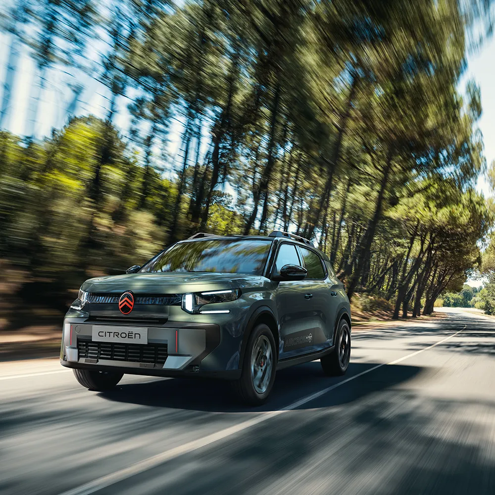 A vista frontal de três quartos do Citroën C3 Aircross Outdoor revela um SUV espaçoso, versátil e confortável, com um estilo inovador para viagens em família