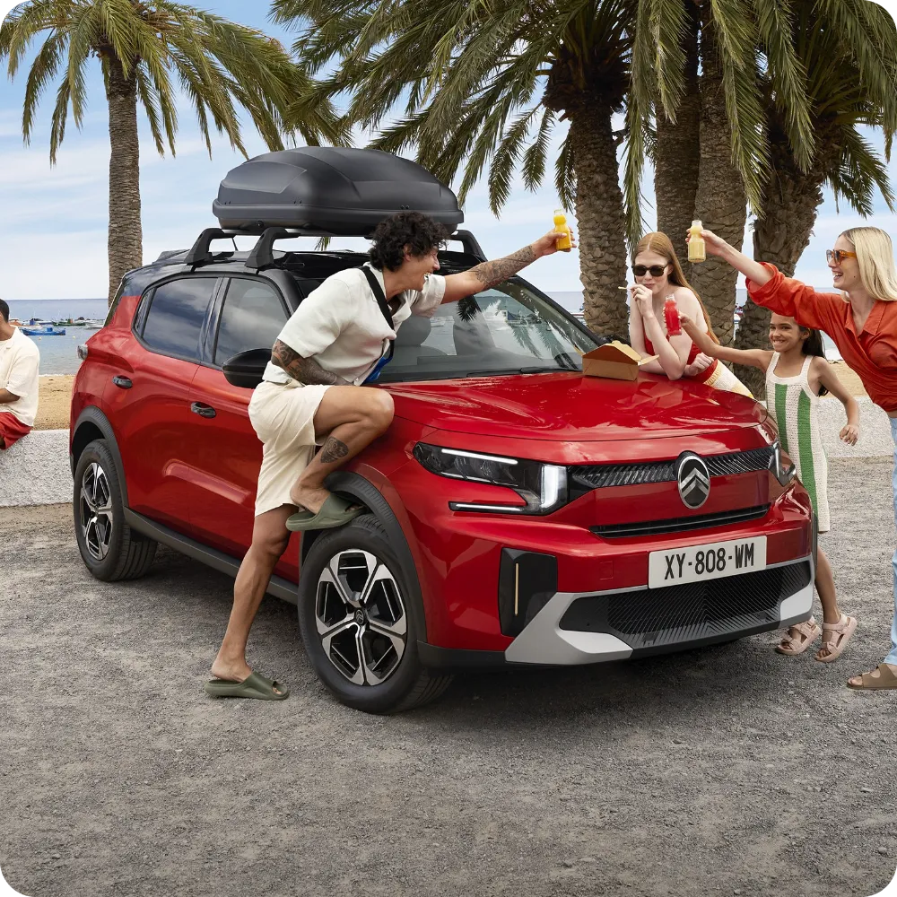 Vista exterior do SUV Citroën C3 Aircross equipado com barras de tejadilho e caixa de tejadilho para uma capacidade de viagem versátil, espaçosa e acessível.