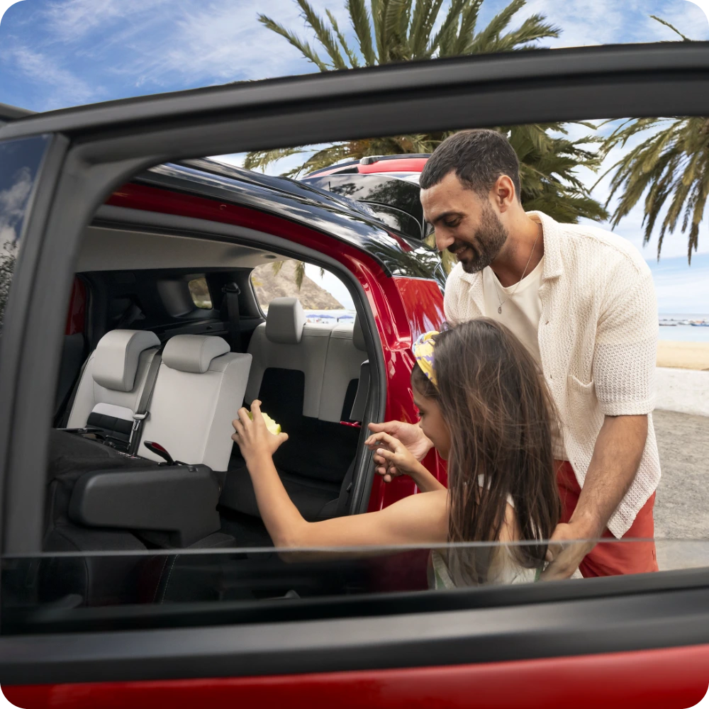 Vista traseira de acesso do SUV Citroën C3 Aircross, destacando a versatilidade dos sete lugares para uma mobilidade quotidiana prática, familiar e acessível.