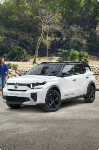 Vista frontal de três quartos do SUV Citroën C3 Aircross, apresentando um design crossover arrojado para uma mobilidade diária segura, moderna e acessível.