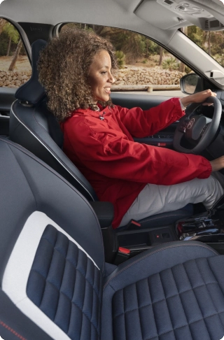 Vista interior dianteira do SUV Citroën C3 Aircross, apresentando bancos confortáveis para viagens longas e relaxadas e mobilidade diária acessível.