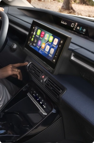 Vista em grande plano dohabitáculo dianteiro do SUV Citroën C3 Aircross, destacando o grande ecrã de infoentretenimento para uma mobilidade quotidiana intuitiva, conectada e acessível.