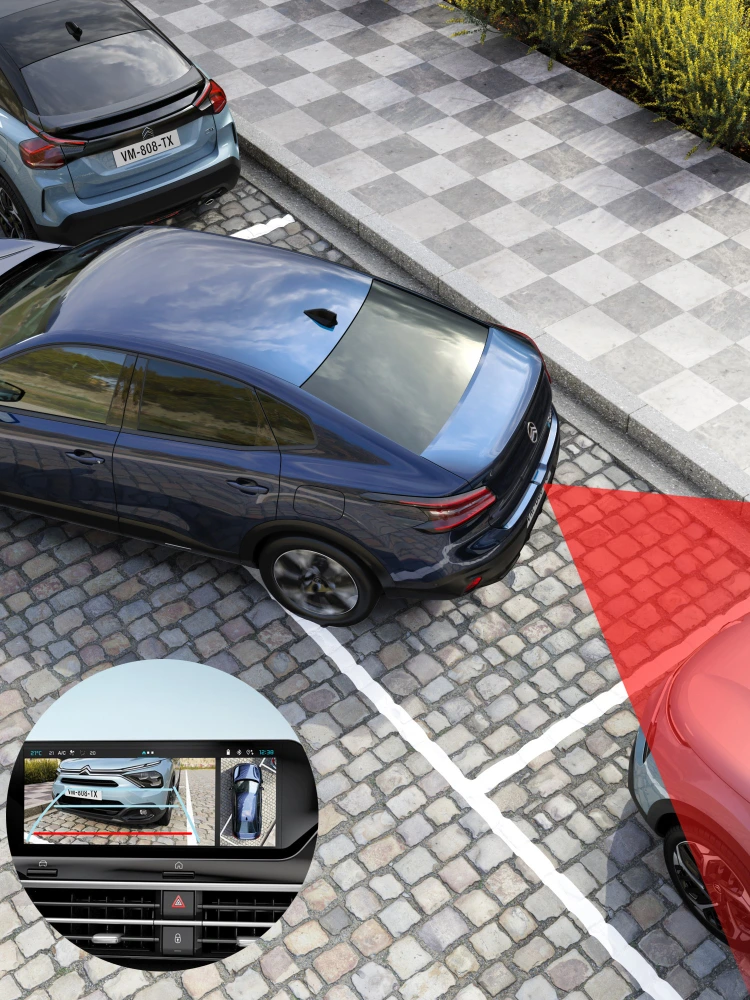 Vista superior do Citroën C4 X a utilizar a câmara traseira de 180° para auxiliar em manobras de estacionamento seguras.