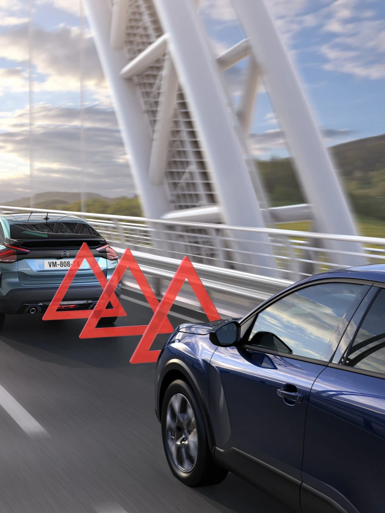 Citroën C4 X a detetar um veículo à frente com o sistema Forward Collision Warning ativo para uma condução mais segura.