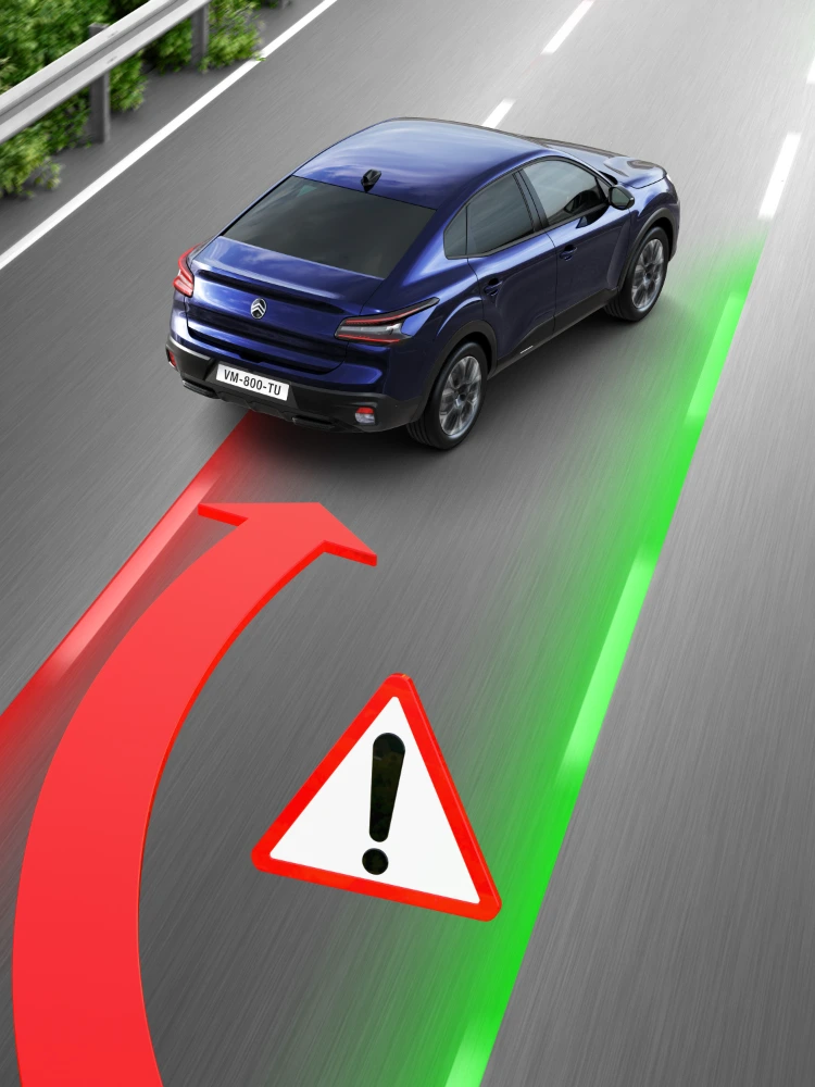 Citroën C4 X a apresentar o alerta de transposição involuntária de faixa à aproximação das marcas rodoviárias.