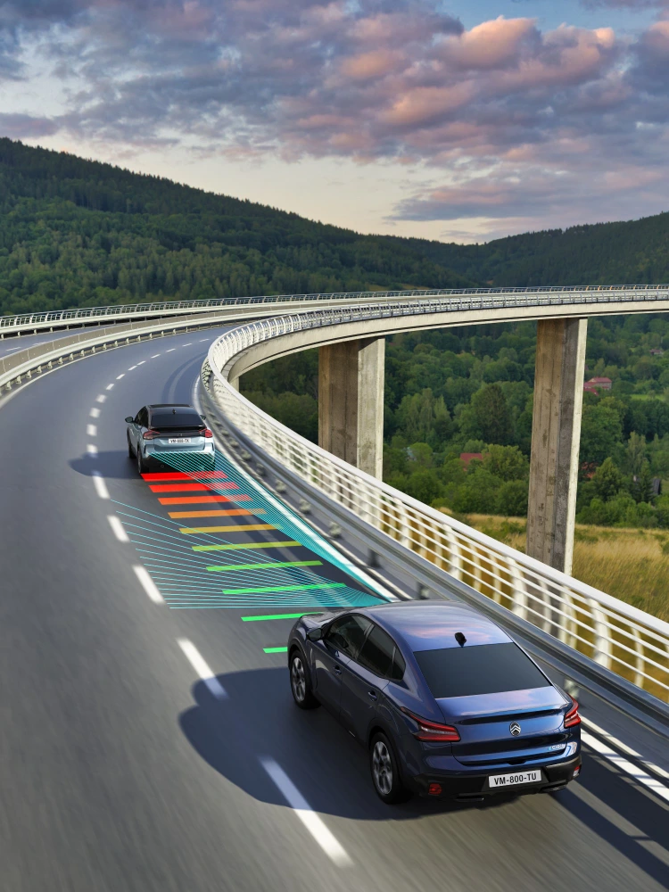 Citroën C4 X com Drive Assist 2.0, combinando cruise control adaptativo e assistência à manutenção na faixa em autoestrada.