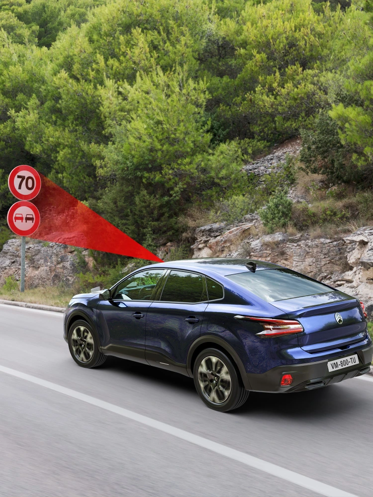 Citroën C4 X a identificar múltiplos sinais de velocidade e restrições com o sistema avançado de reconhecimento de sinais de trânsito.