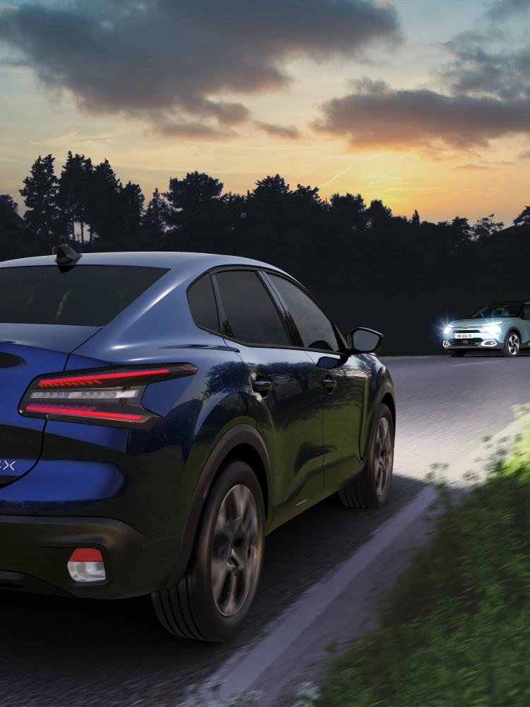 Citroën C4 X a conduzir à noite com o sistema High Beam Assist a iluminar a estrada em segurança.