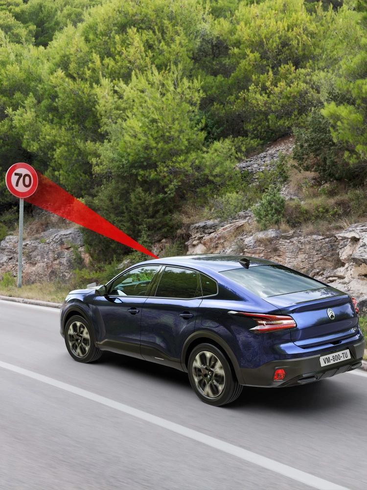 Citroën C4 X a detetar um sinal de limite de velocidade de 70 km/h através do sistema de reconhecimento de sinais de trânsito.
