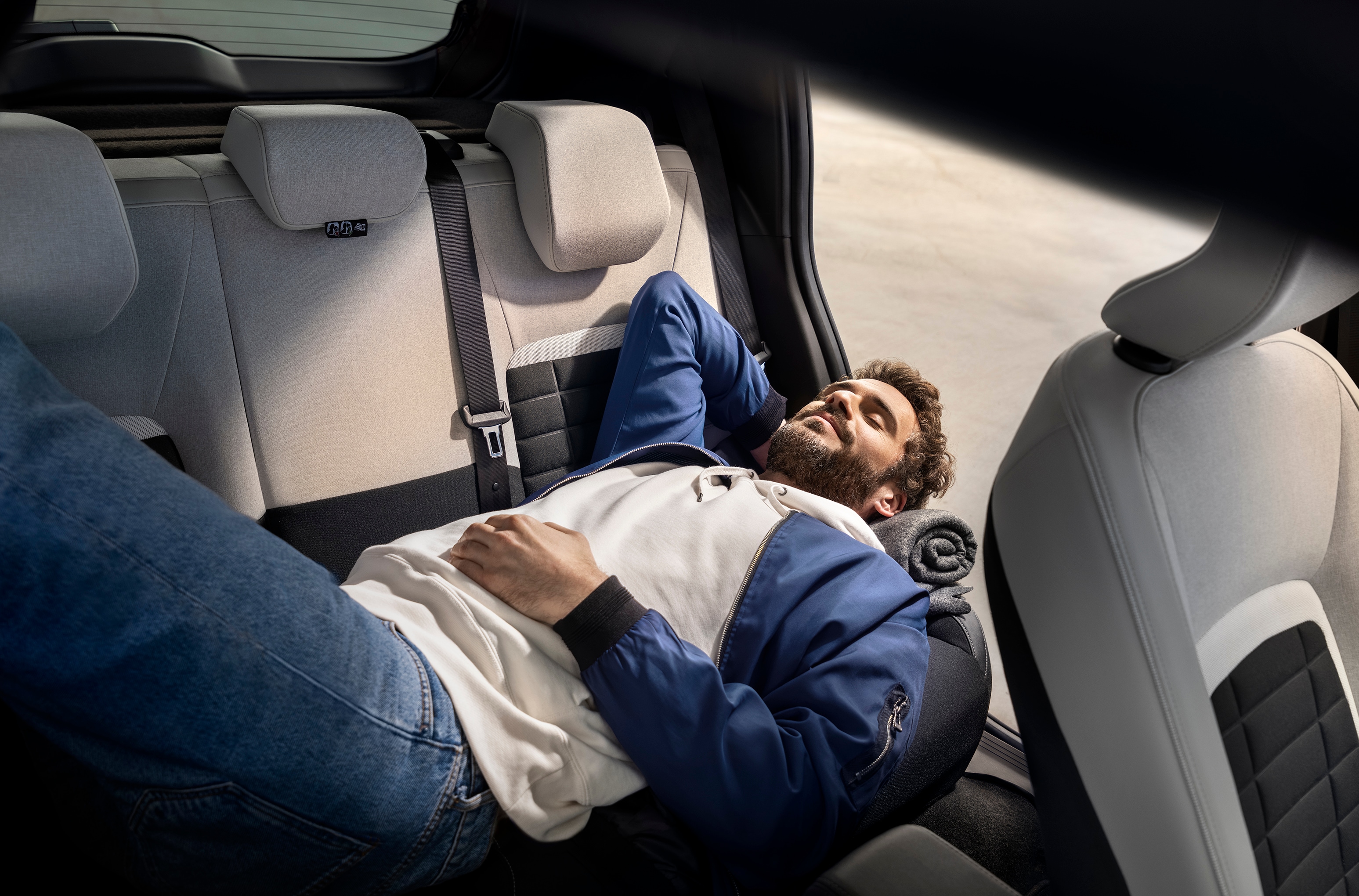 Vista interior do Citroën C3 SUV, destacando o conforto dos bancos reclináveis para uma mobilidade urbana descontraída e acessível.