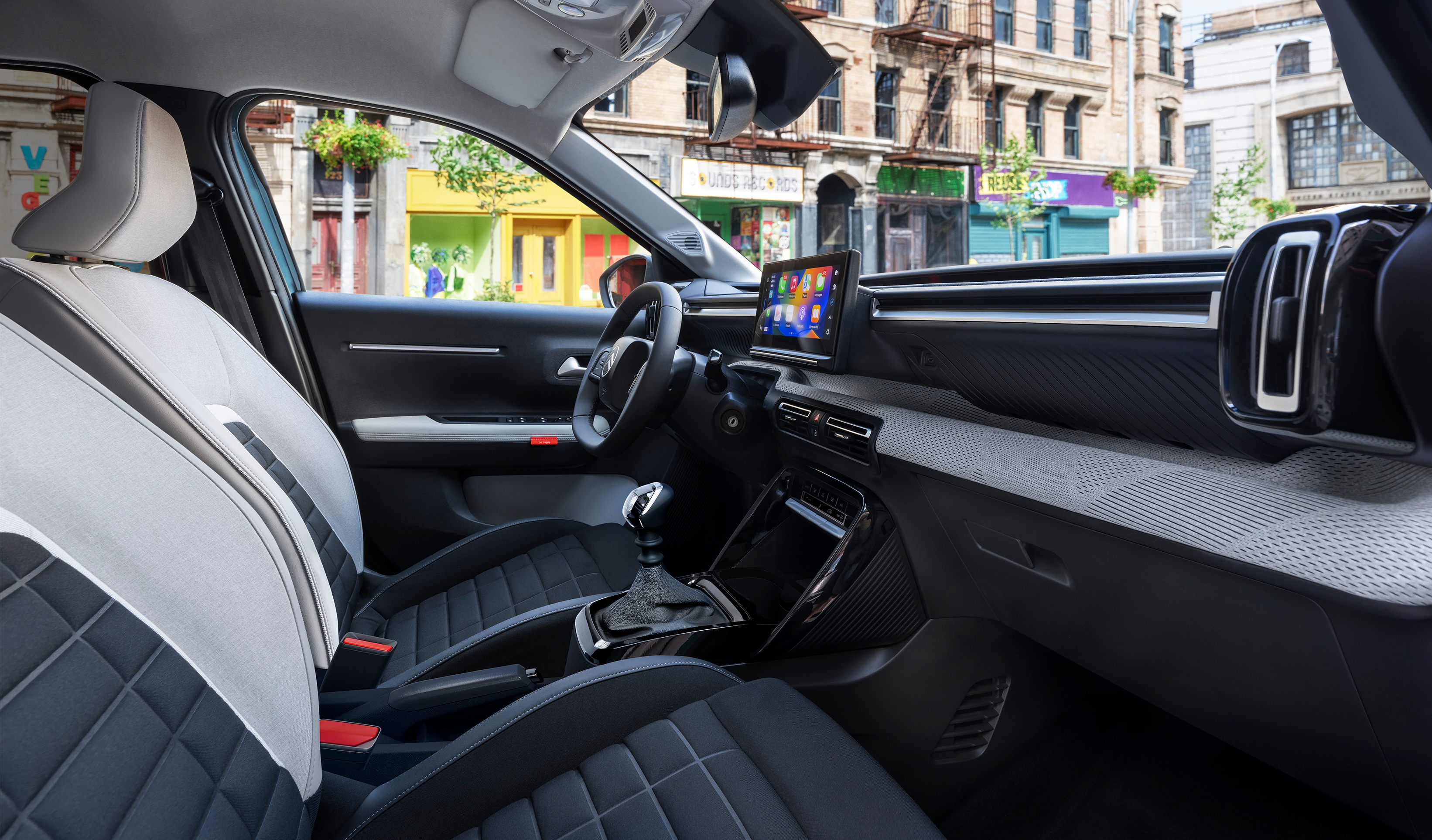 Vista do habitáculo do SUV Citroën C3, destacando o design moderno do painel de instrumentos para uma condução urbana intuitiva, confortável e acessível.