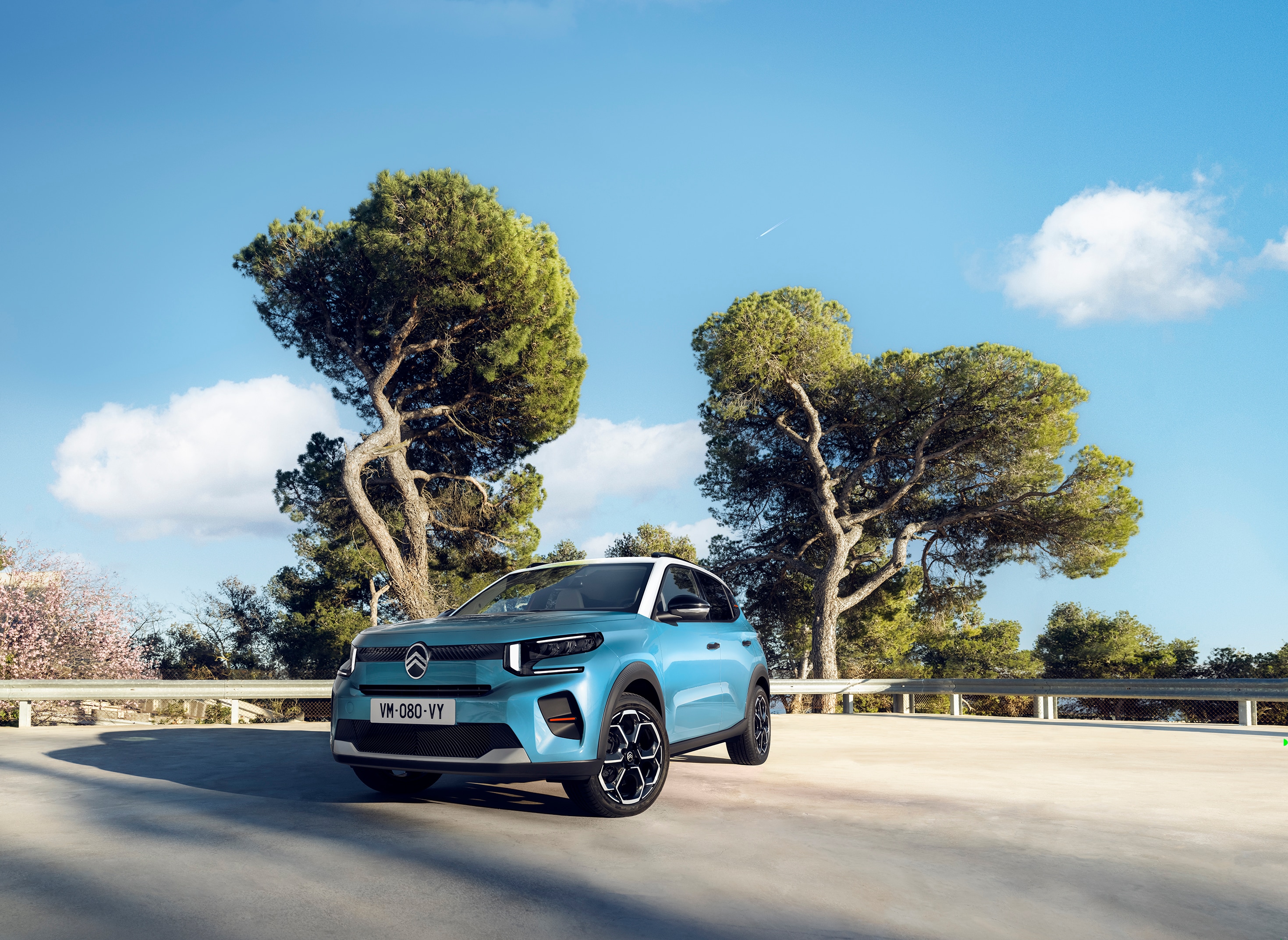 Vista frontal de três quartos do SUV Citroën C3, destacando o estilo moderno para uma mobilidade diária segura e acessível.