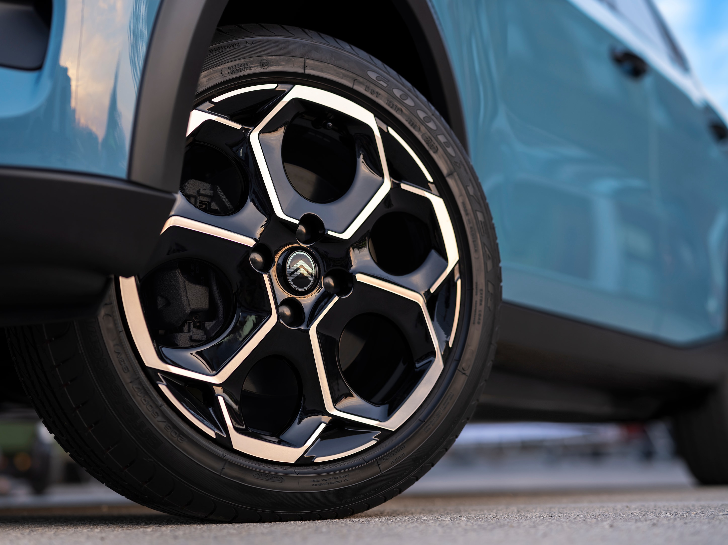 Vista em grande plano da jante de liga leve do Citroën C3 SUV, destacando o design moderno para uma mobilidade urbana elegante e acessível.