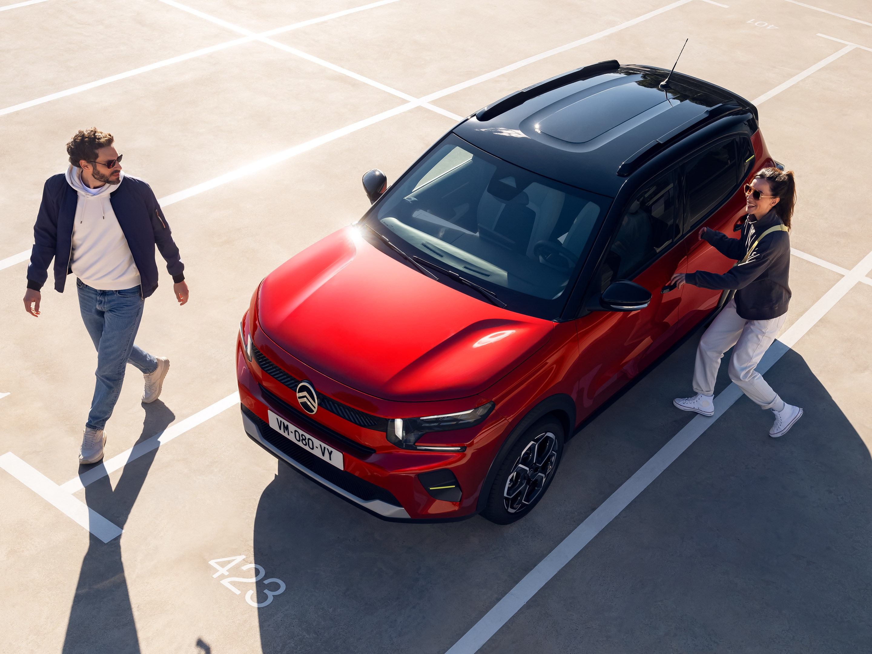 Vista traseira de três quartos do Citroën C3 SUV, destacando o estilo moderno para uma mobilidade urbana diária descontraída e acessível.