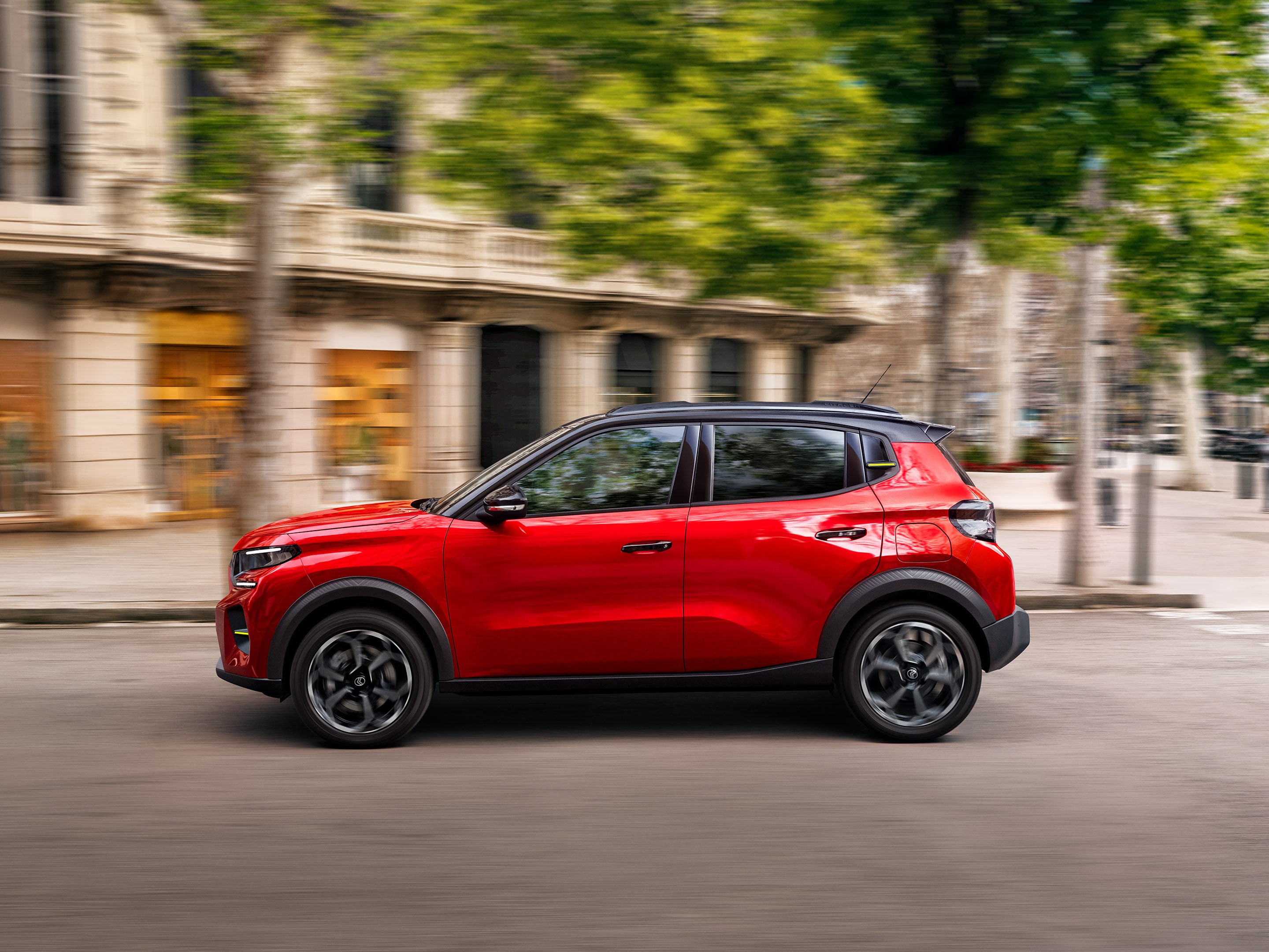 Vista frontal de três quartos do Citroën C3 SUV, destacando um momento de descanso descontraído para uma mobilidade diária suave e acessível.