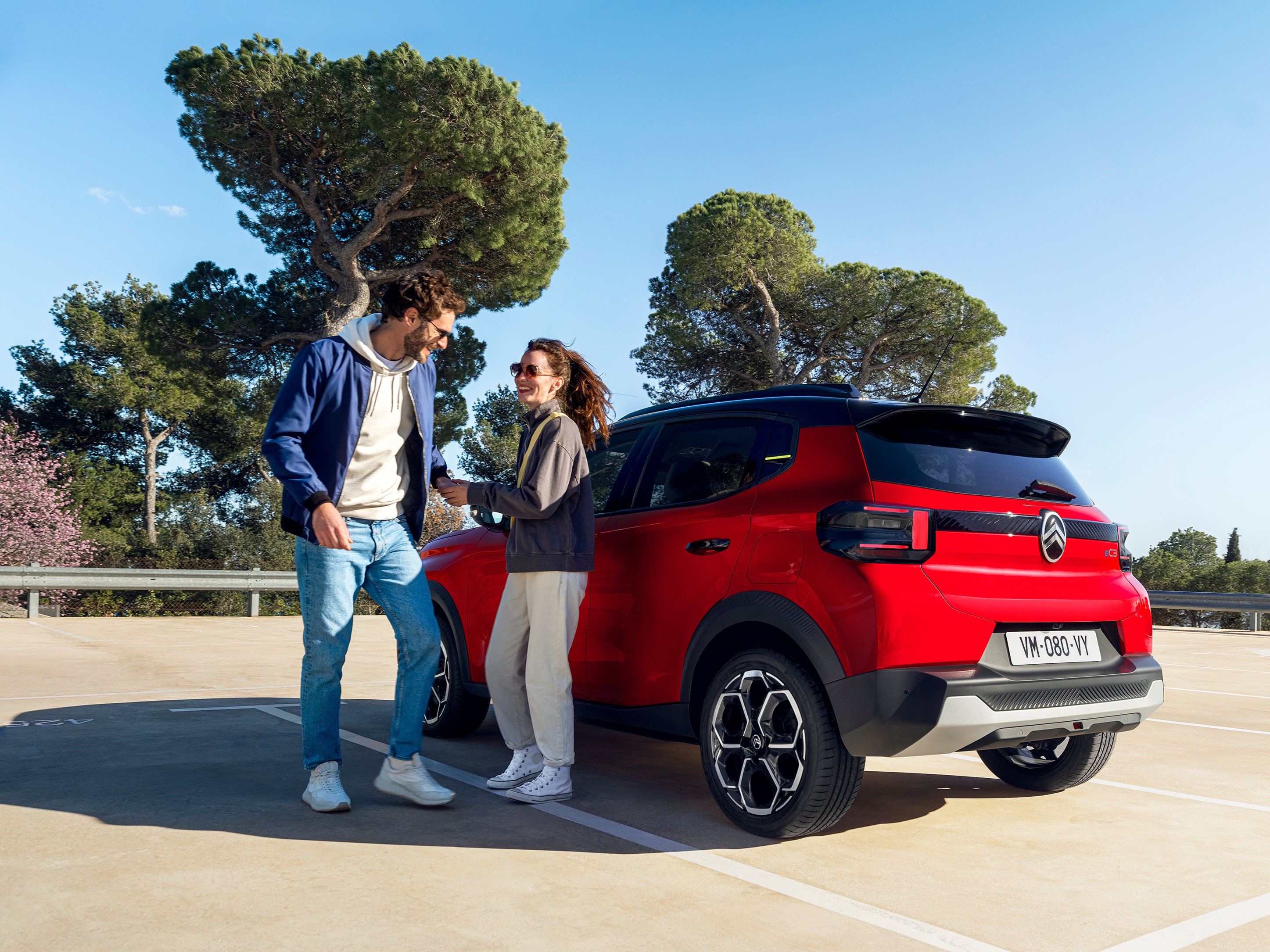 Vista superior do Citroën C3 SUV, destacando o design elegante em dois tons para uma mobilidade urbana diária descontraída e acessível.