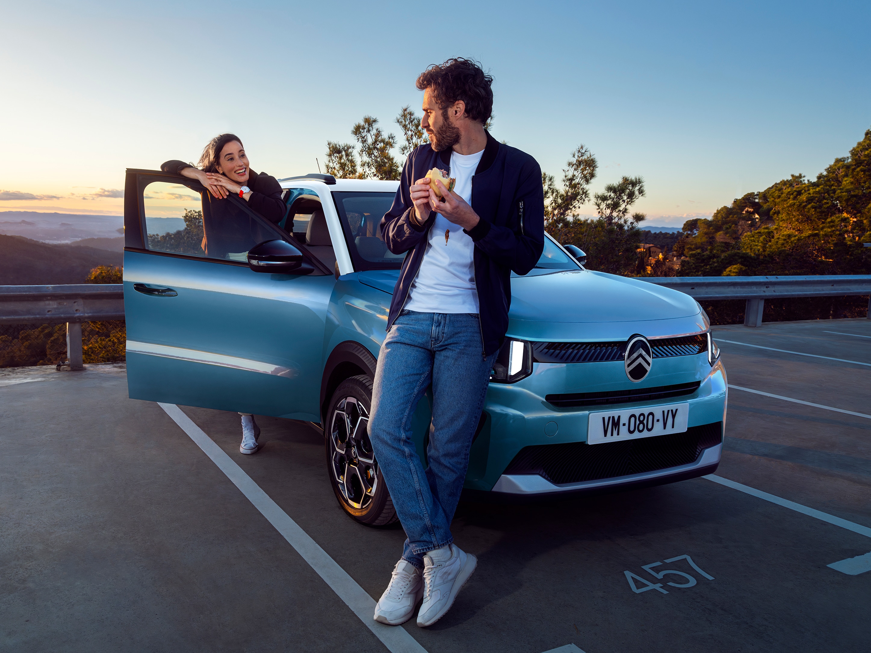 Vista de três quartos à frente do Citroën C3 SUV, apresentando um design arrojado para uma mobilidade urbana diária confiante e acessível.