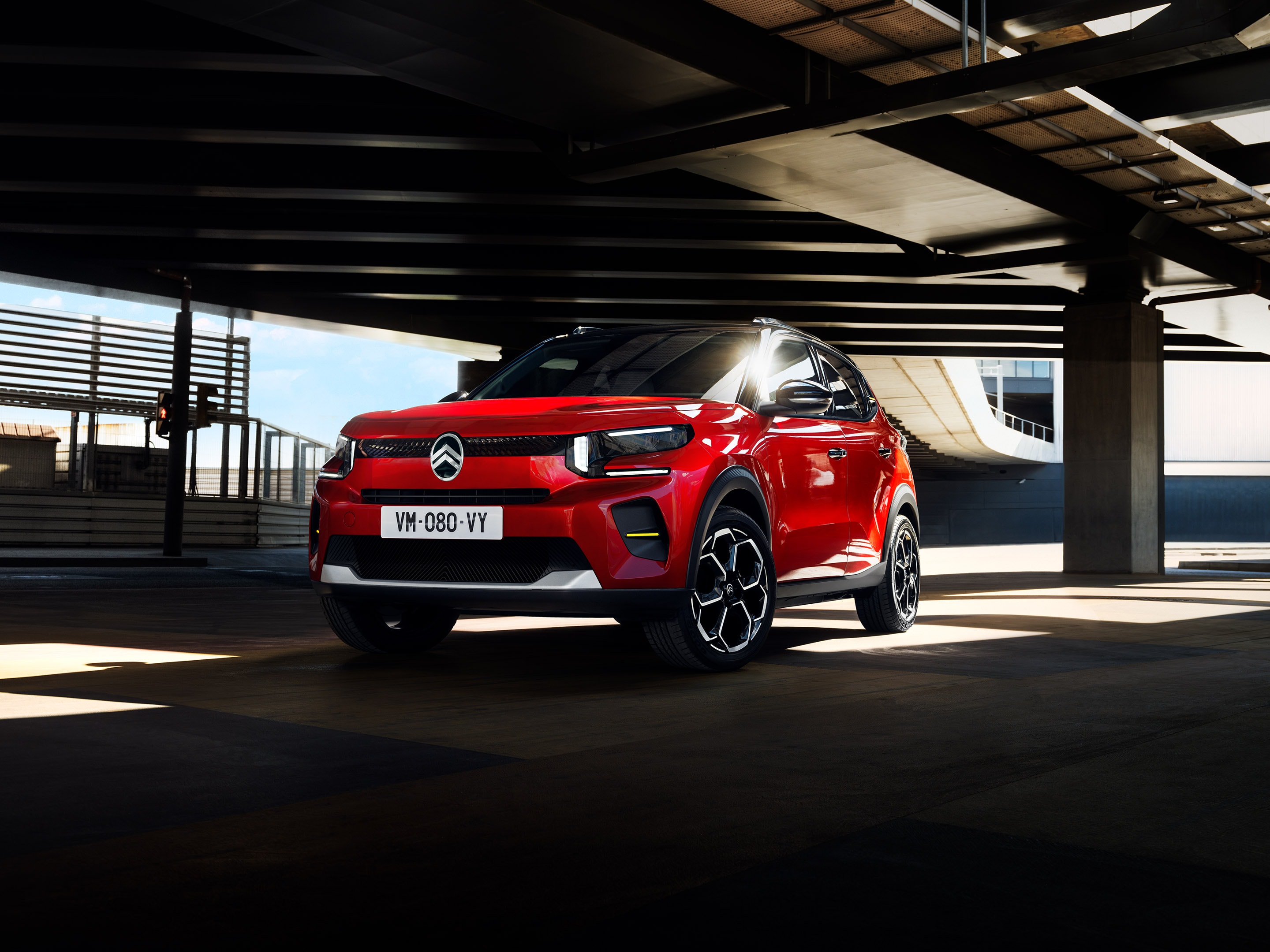 Vista de três quartos à frente do Citroën C3 SUV, apresentando um design arrojado para uma mobilidade urbana diária confiante e acessível.
