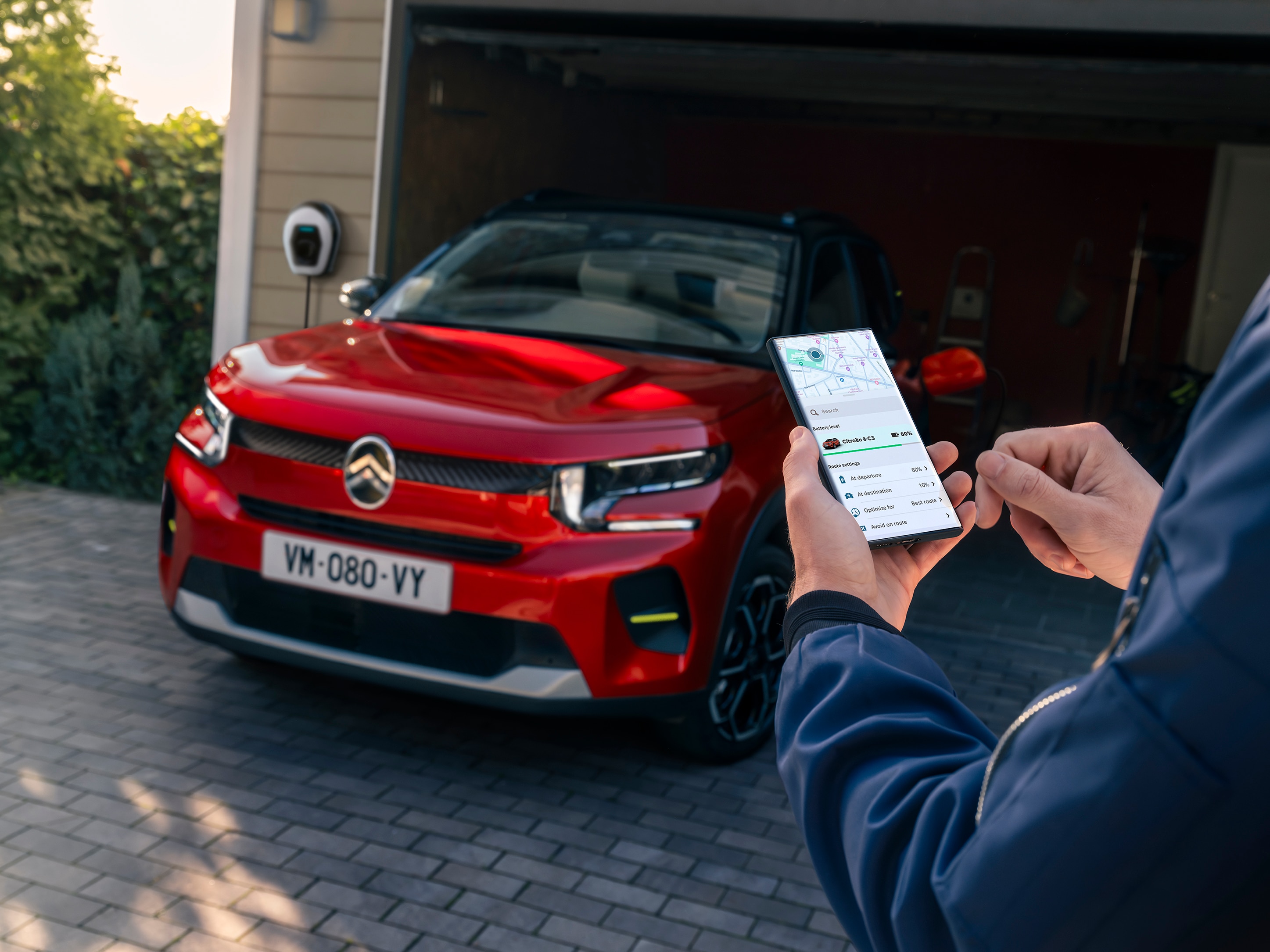 Imagem do Citroën C3 SUV a carregar, destacando o controlo através de aplicação conectada para uma mobilidade diária mais inteligente, acessível e conveniente.