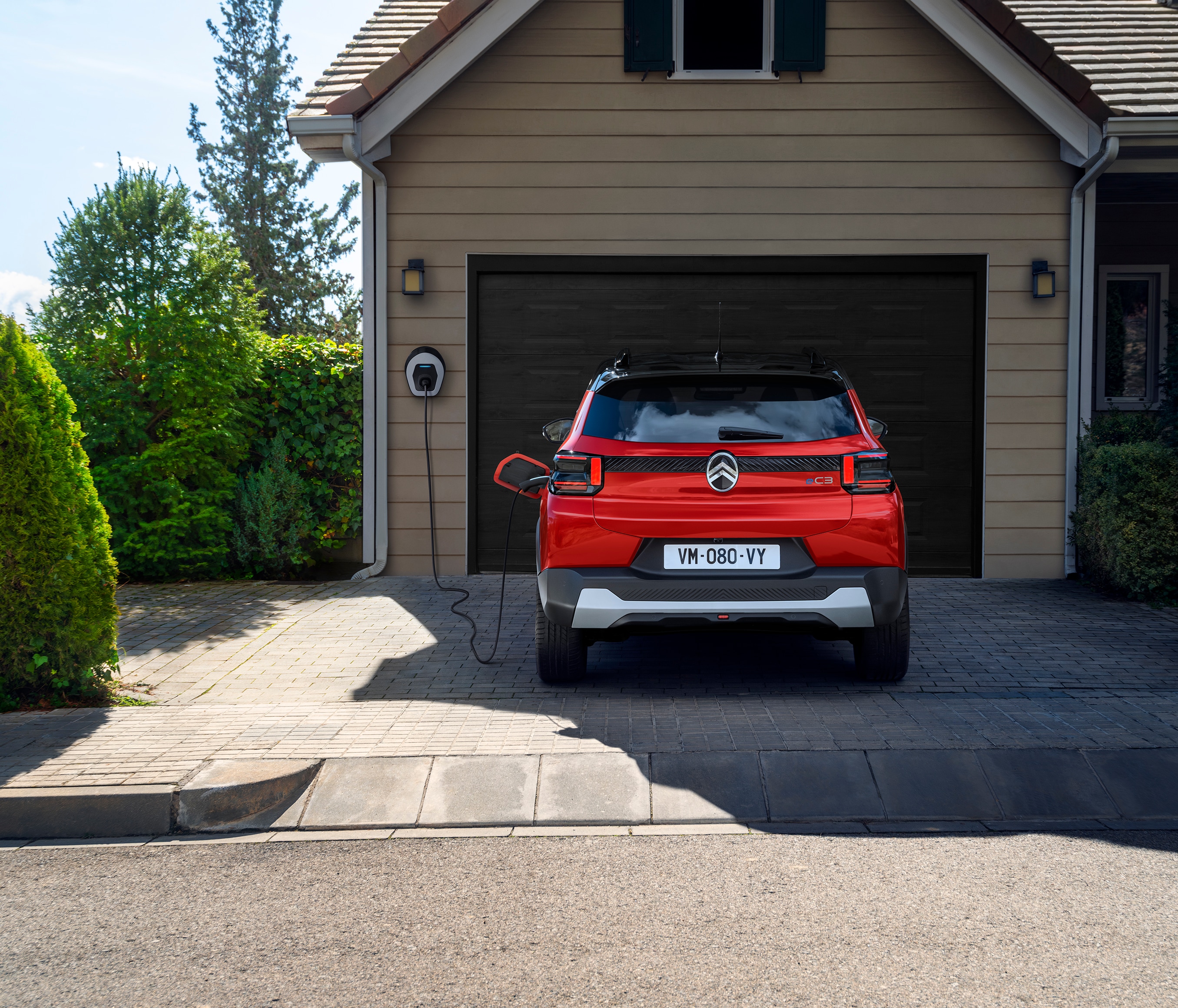 Vista traseira do SUV Citroën C3 a carregar em casa, destacando uma mobilidade urbana quotidiana conveniente, eficiente e acessível.