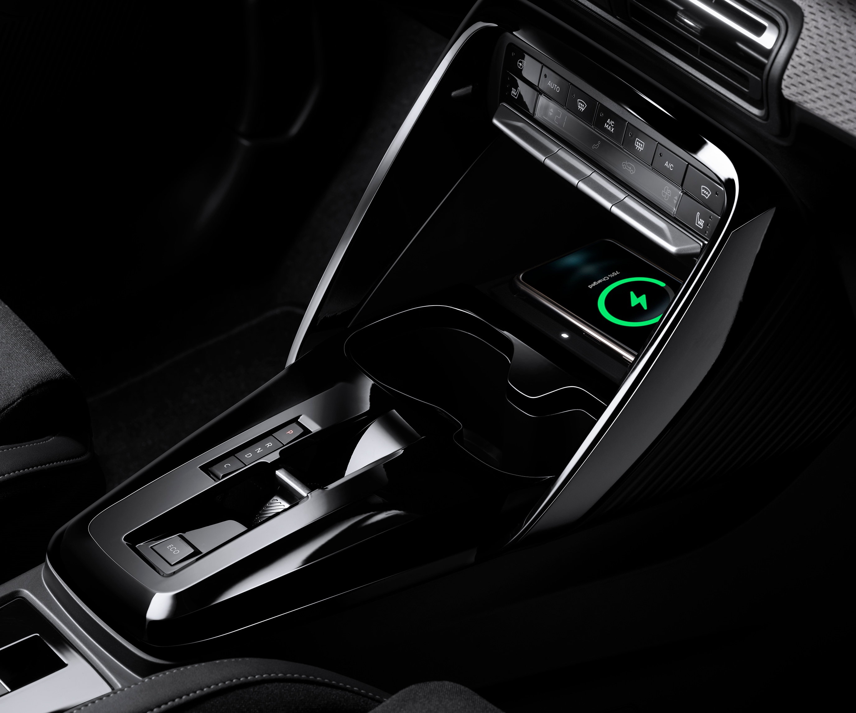 Vista em grande plano da consola do SUV Citroën C3, destacando o carregamento sem fios para uma mobilidade quotidiana prática e acessível.