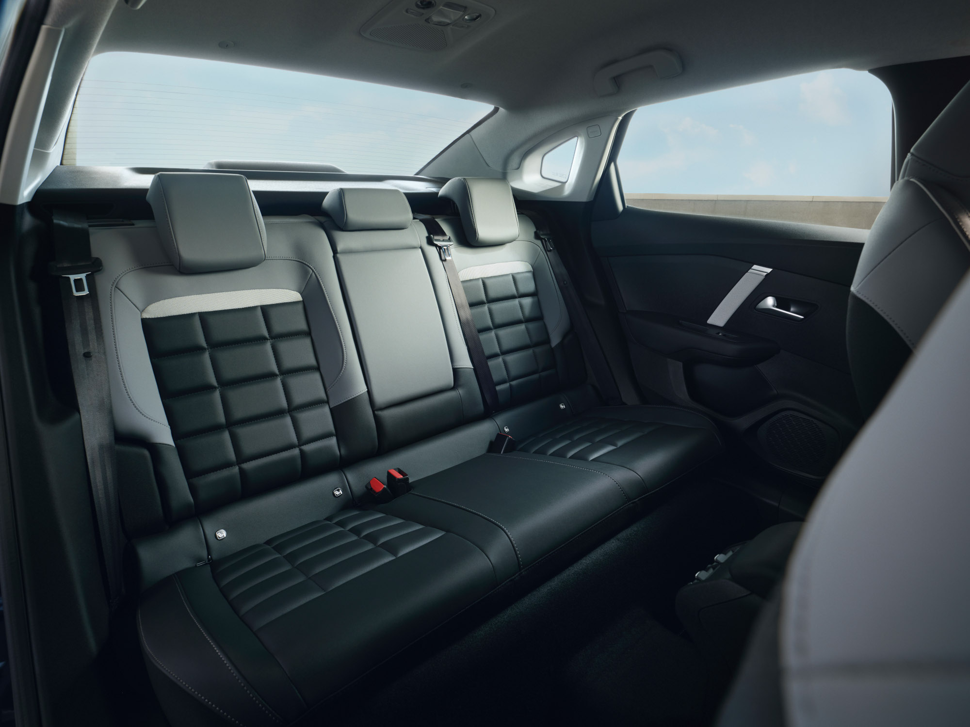 Espaço traseiro do Citroën C4 X, destacando bancos em pele espaçosos e confortáveis.