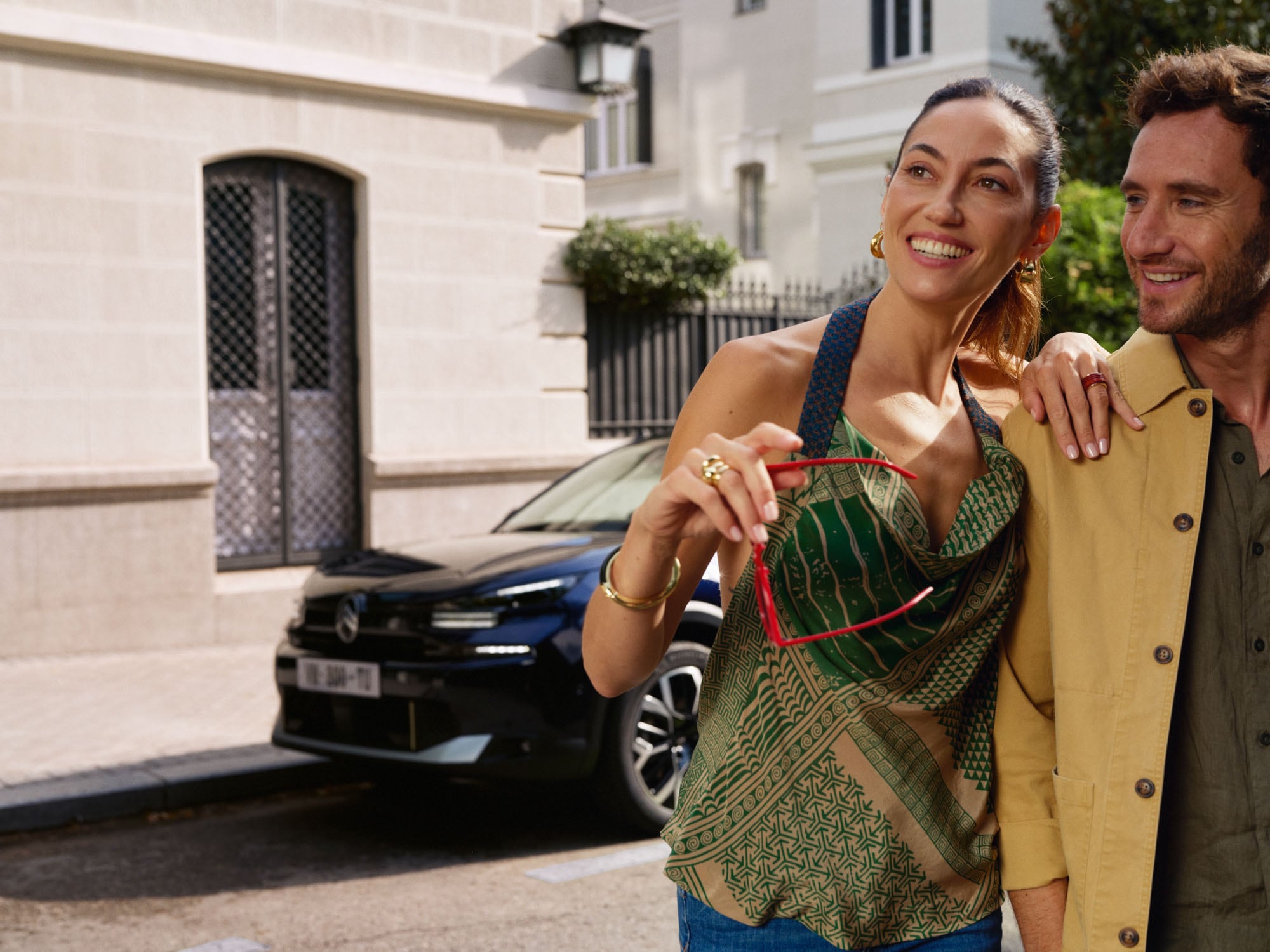 Cena de lifestyle com o Citroën C4 X estacionado nas proximidades, ilustrando o seu design fastback moderno para uma mobilidade elegante e acessível.