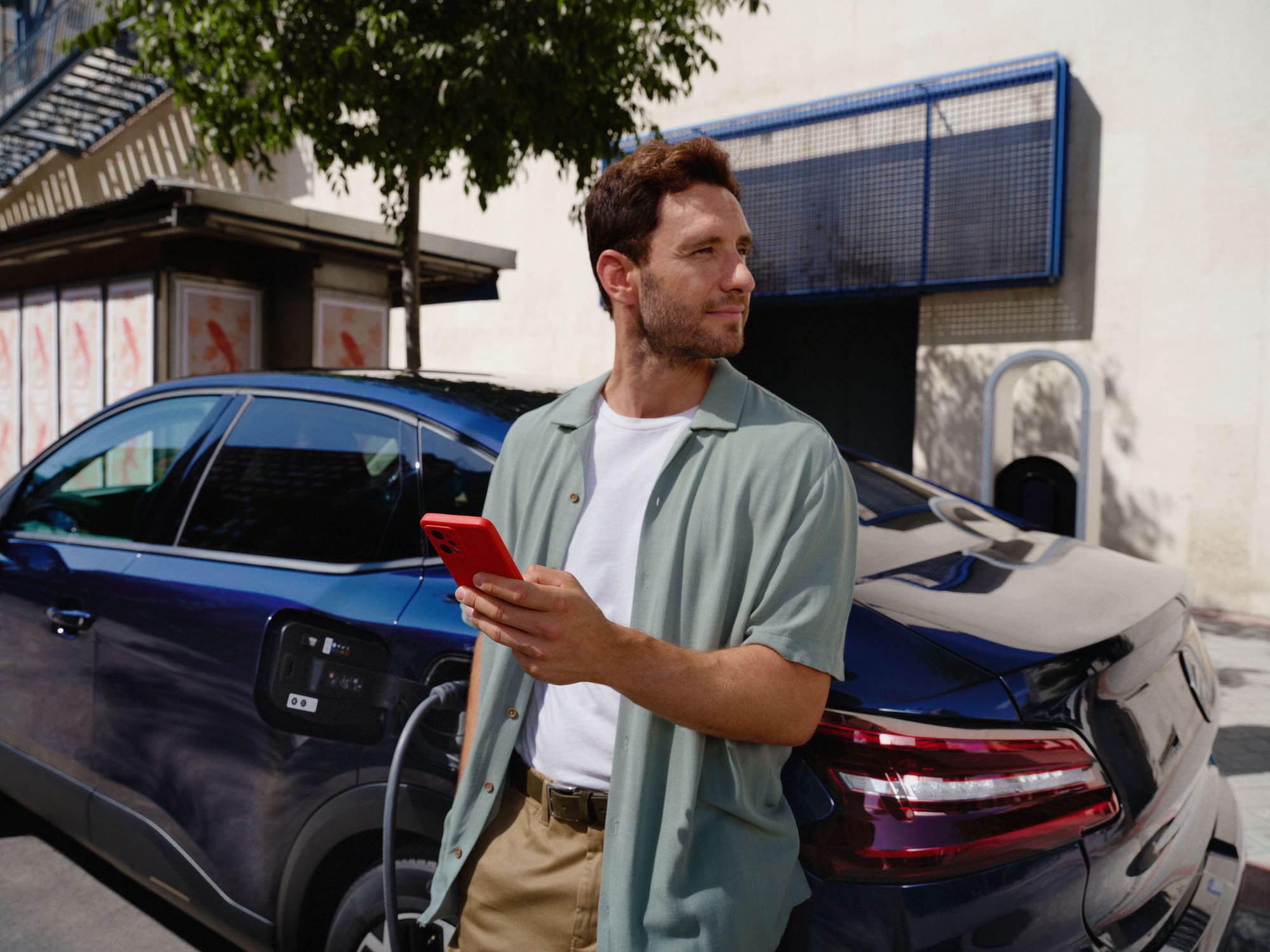 Cena de carregamento conectado do Citroën C4 X fastback, demonstrando a utilização inteligente da aplicação para uma mobilidade elétrica prática no dia a dia.