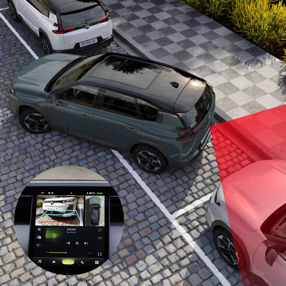 Vista traseira em três quartos do C5 Aircross com câmara traseira de 180°, proporcionando maior visibilidade e confiança ao estacionar.