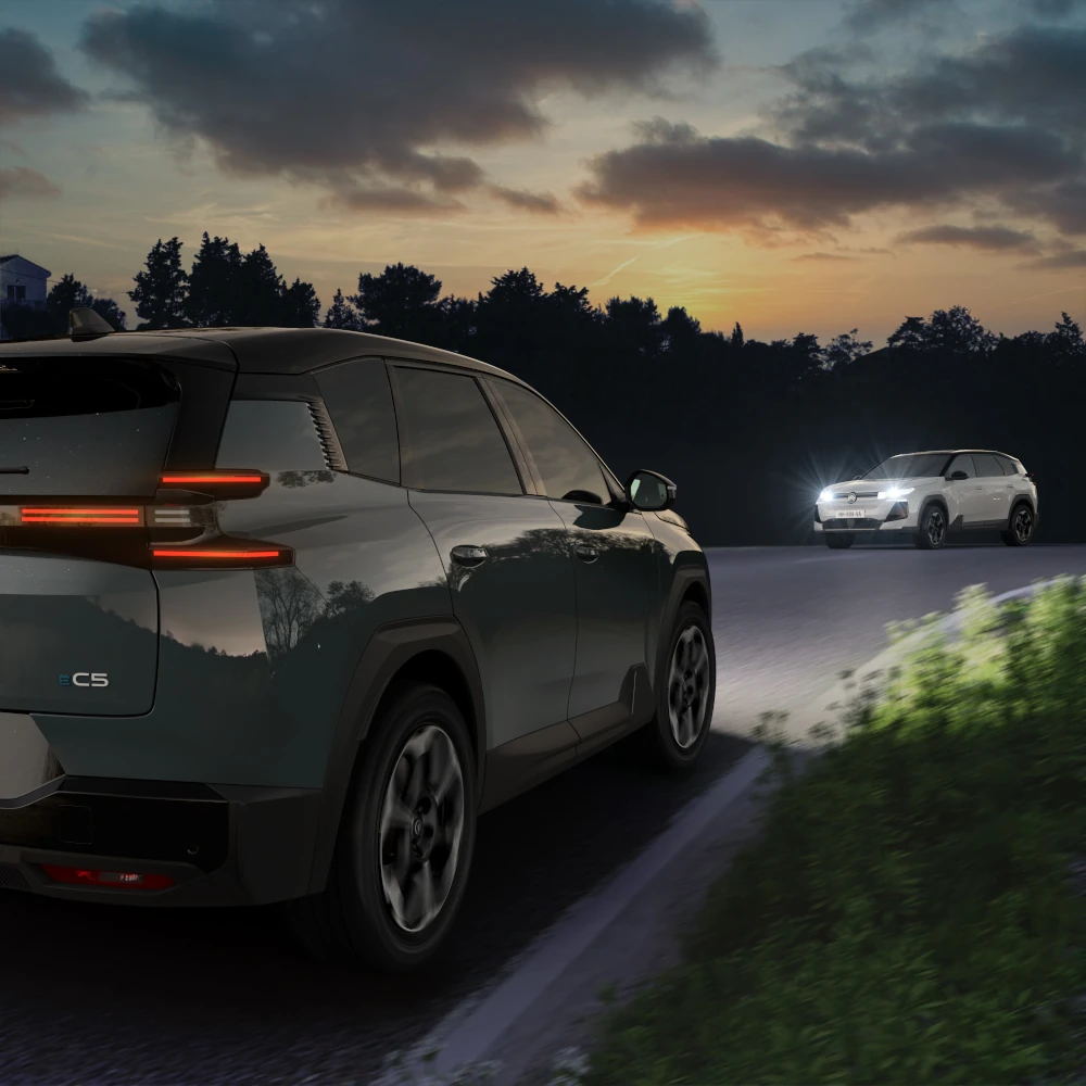 Vista traseira em três quartos do C5 Aircross com sistema High Beam Assist, concebido para melhorar a visibilidade e a confiança durante a condução noturna.