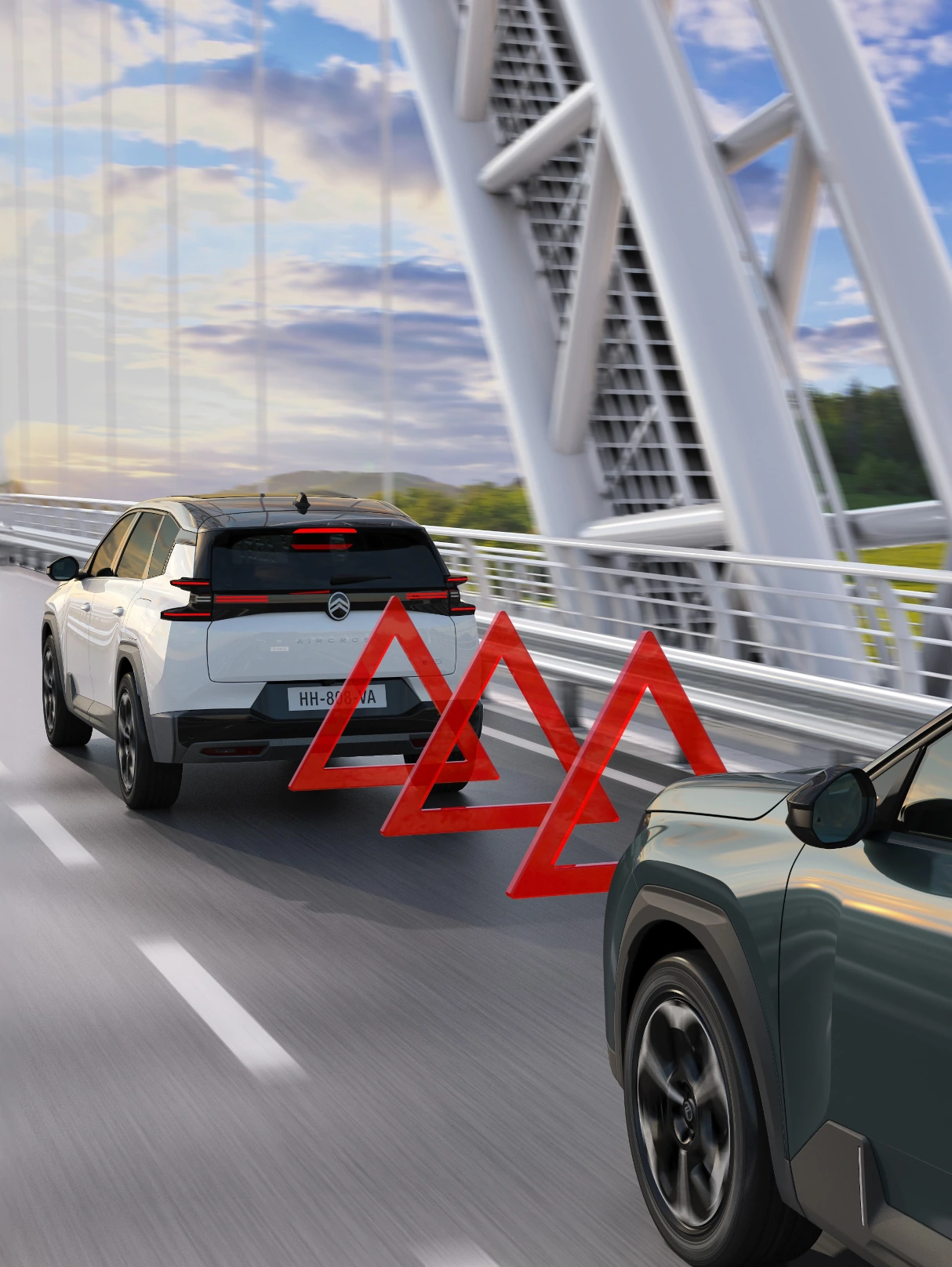 Vista traseira em três quartos do C5 Aircross com Travagem Automática de Emergência (Active Safety Brake), concebida para ajudar a evitar colisões e reforçar a segurança.
