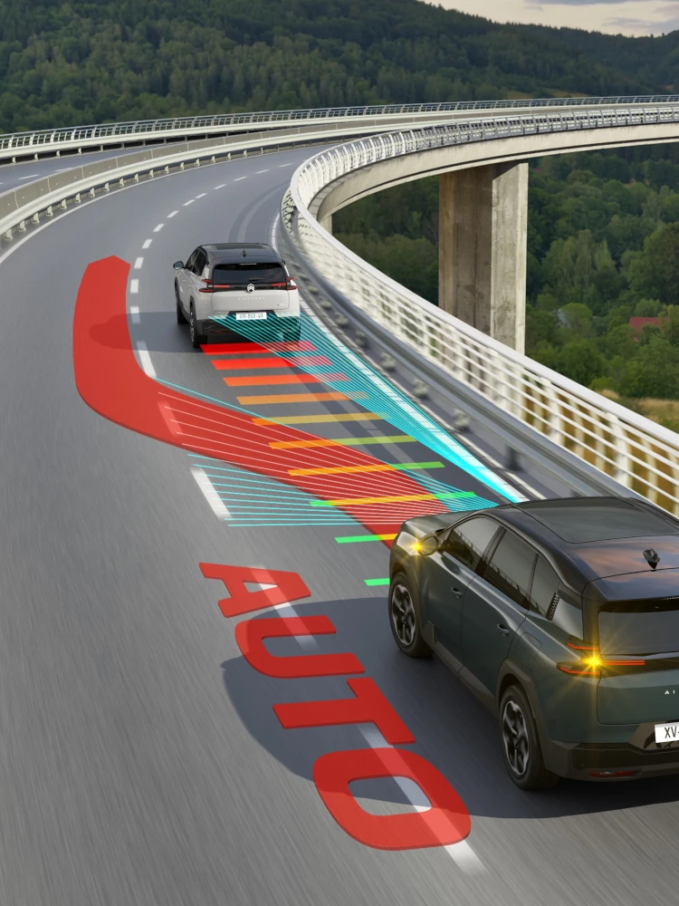 Vista traseira em três quartos do C5 Aircross com Drive Assist 2.0, destacando as tecnologias de assistência à condução para uma experiência mais confortável e confiante.