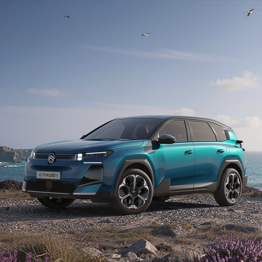 Vista dianteira em três quartos do C5 Aircross, destacando o conforto de um SUV espaçoso, as tecnologias avançadas e a sua presença premium e moderna.