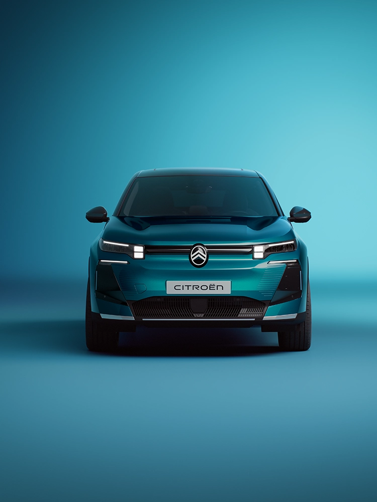 Front view Citroën C5 Aircross Emeraude shows Citroën C5 Aircross LED signature and bold design, family SUV performance