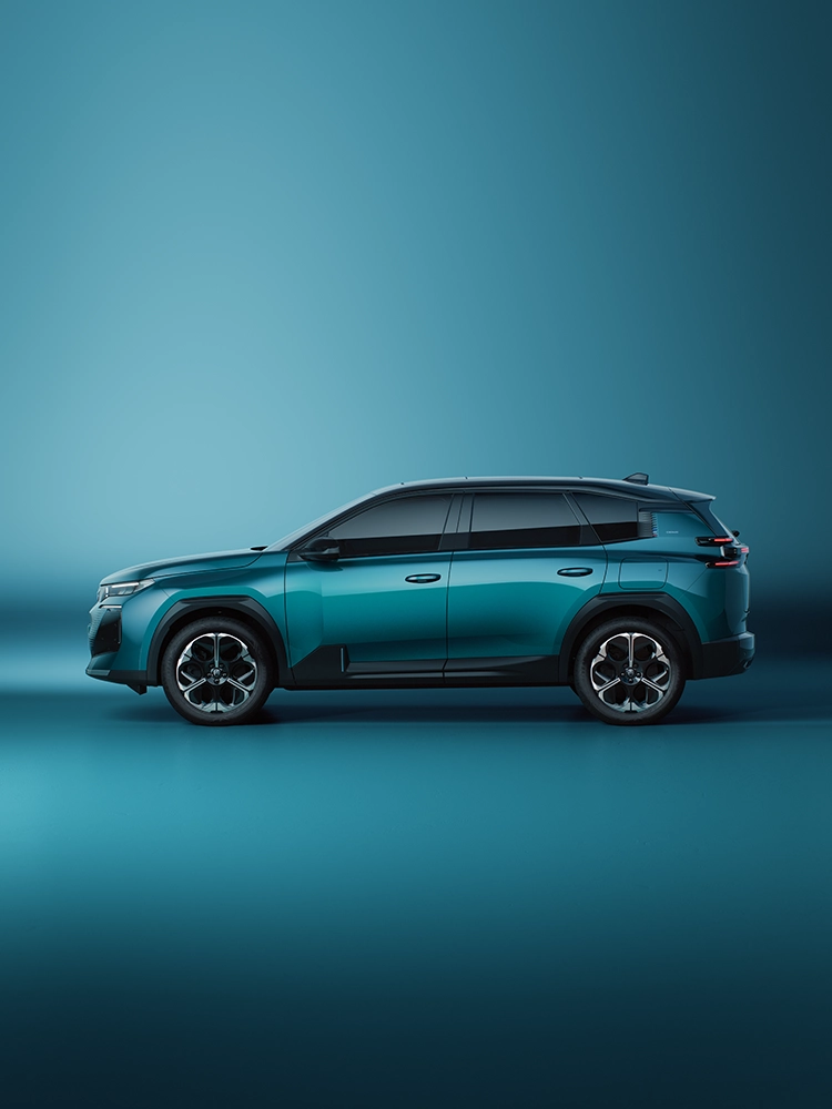 Side profile view Citroën C5 Aircross Emeraude shows Citroën spacious design and alloy wheels, extended space, versatile family SUV