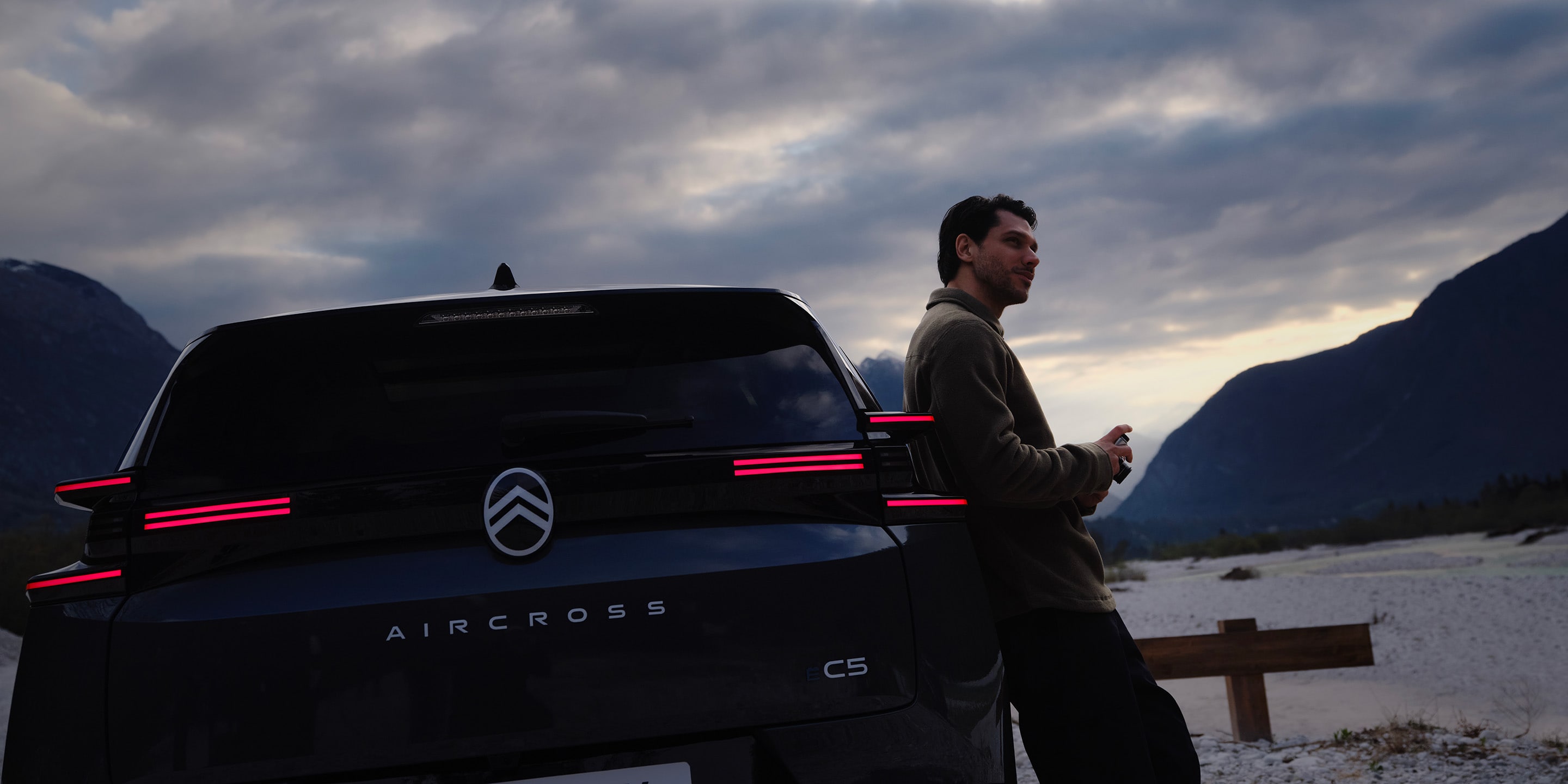 Grande plano da traseira do C5 Aircross, destacando a assinatura luminosa LED, a tecnologia e a identidade premium do modelo.