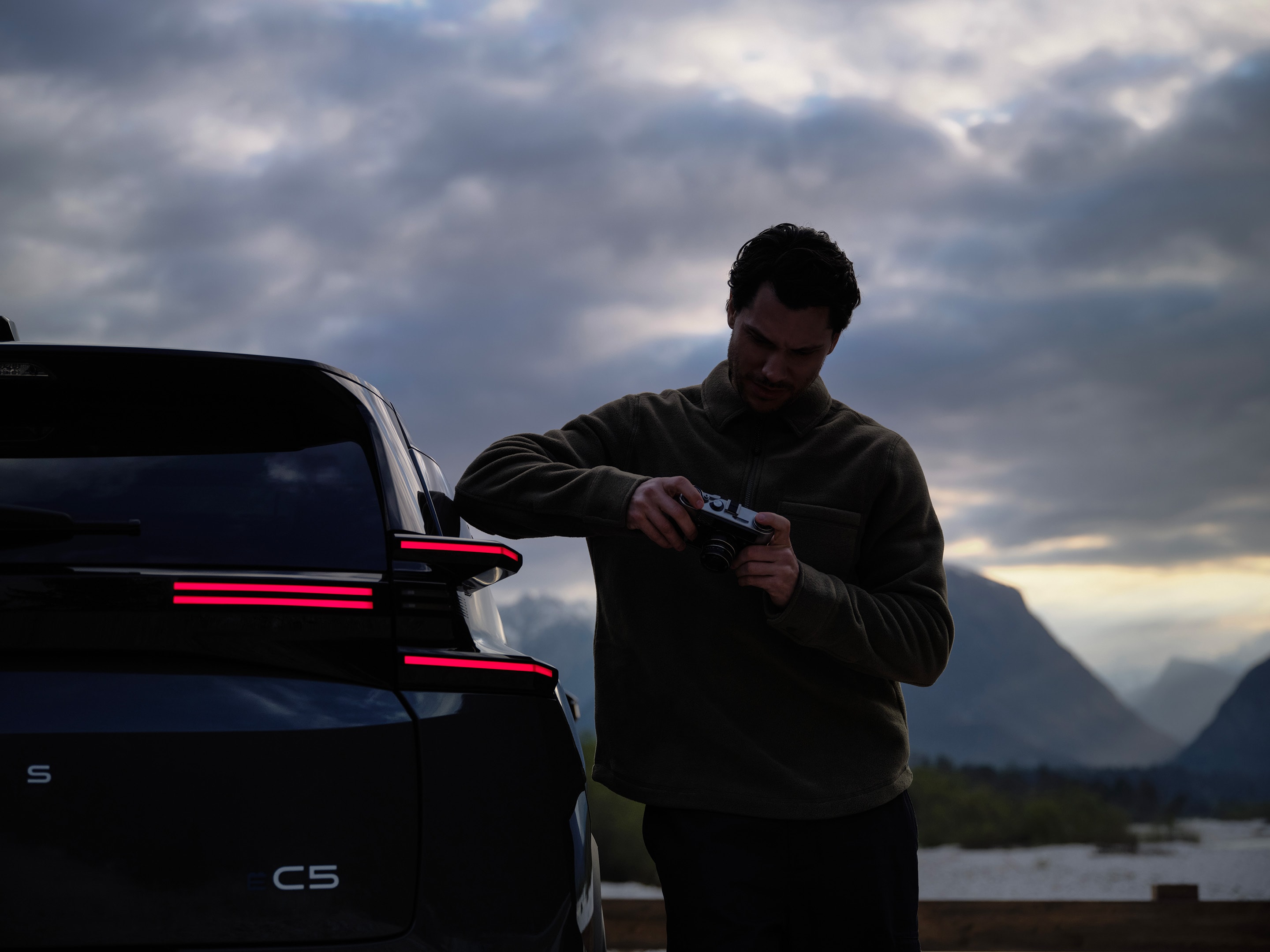 Grande plano da traseira do C5 Aircross, evidenciando a assinatura luminosa LED, as superfícies esculpidas e a identidade premium do modelo.