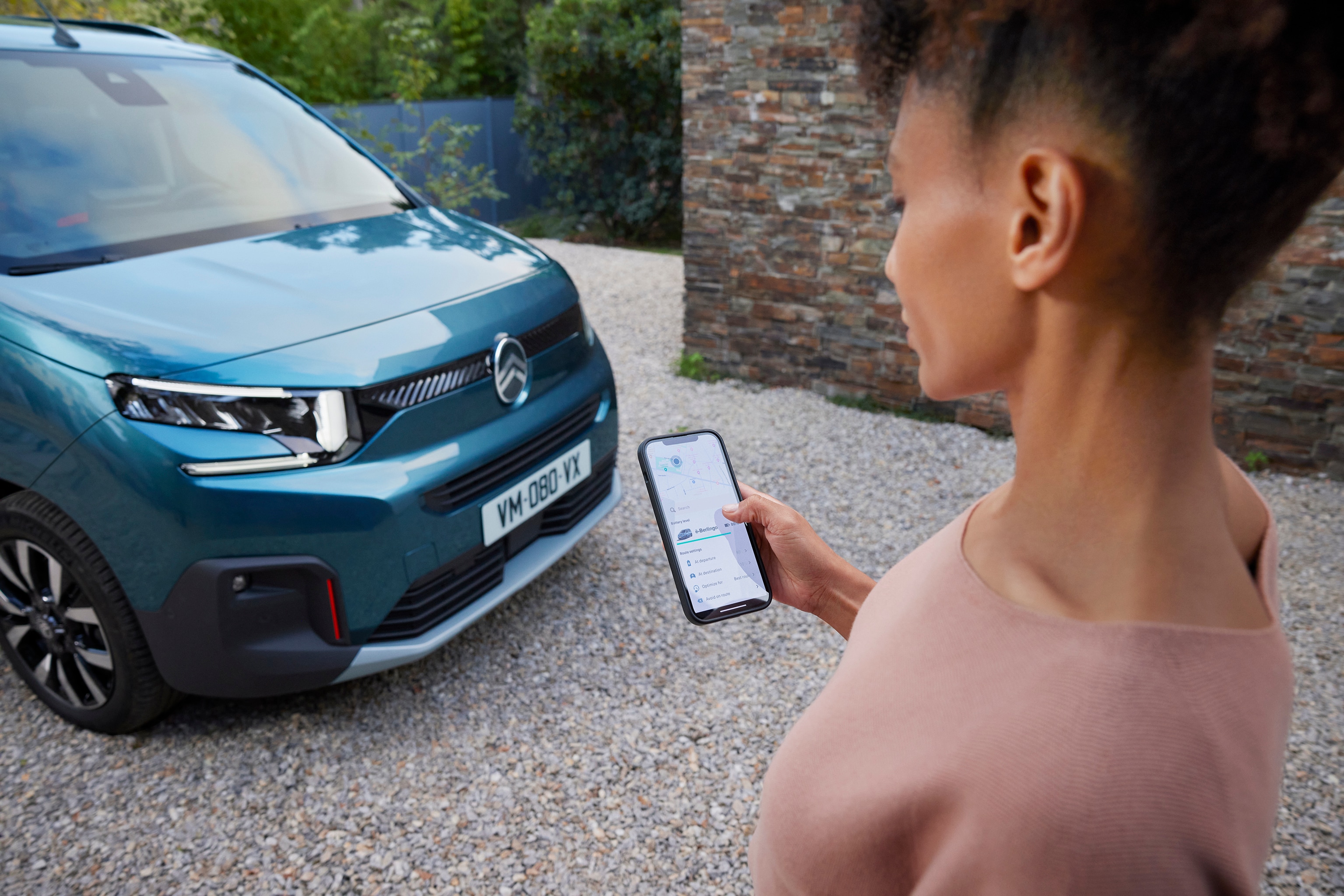 Grande plano do ë‑Berlingo, destacando o controlo conectado do carregamento para uma utilização elétrica mais simples, eficiente e conveniente.