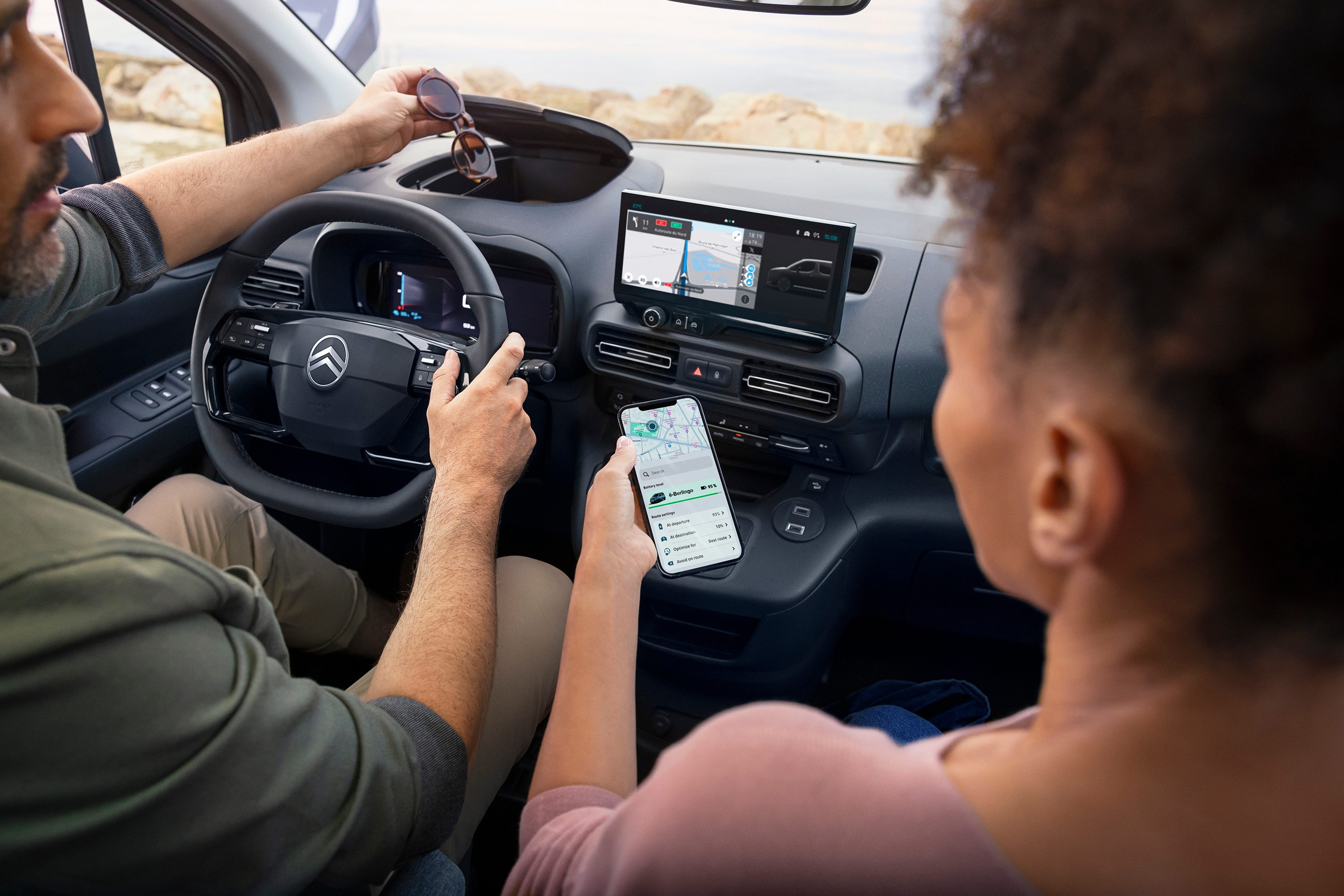 Vista interior dianteira do ë‑Berlingo, destacando os serviços conectados, a integração com smartphone e as tecnologias concebidas para uma experiência de condução elétrica mais simples e intuitiva.