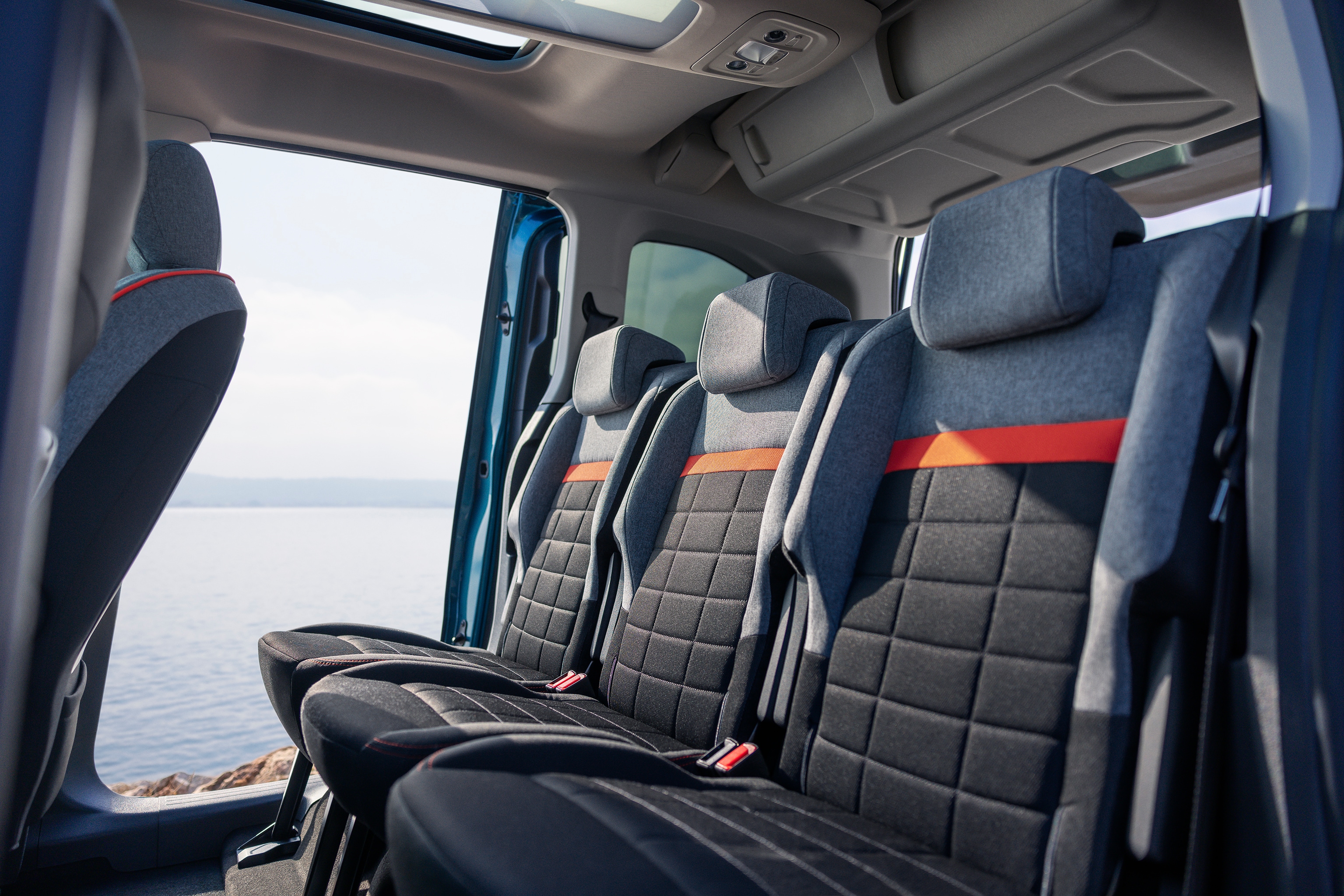 Vista interior traseira do ë‑Berlingo, evidenciando os bancos Advanced Comfort, o espaço generoso e o bem‑estar de todos os ocupantes.