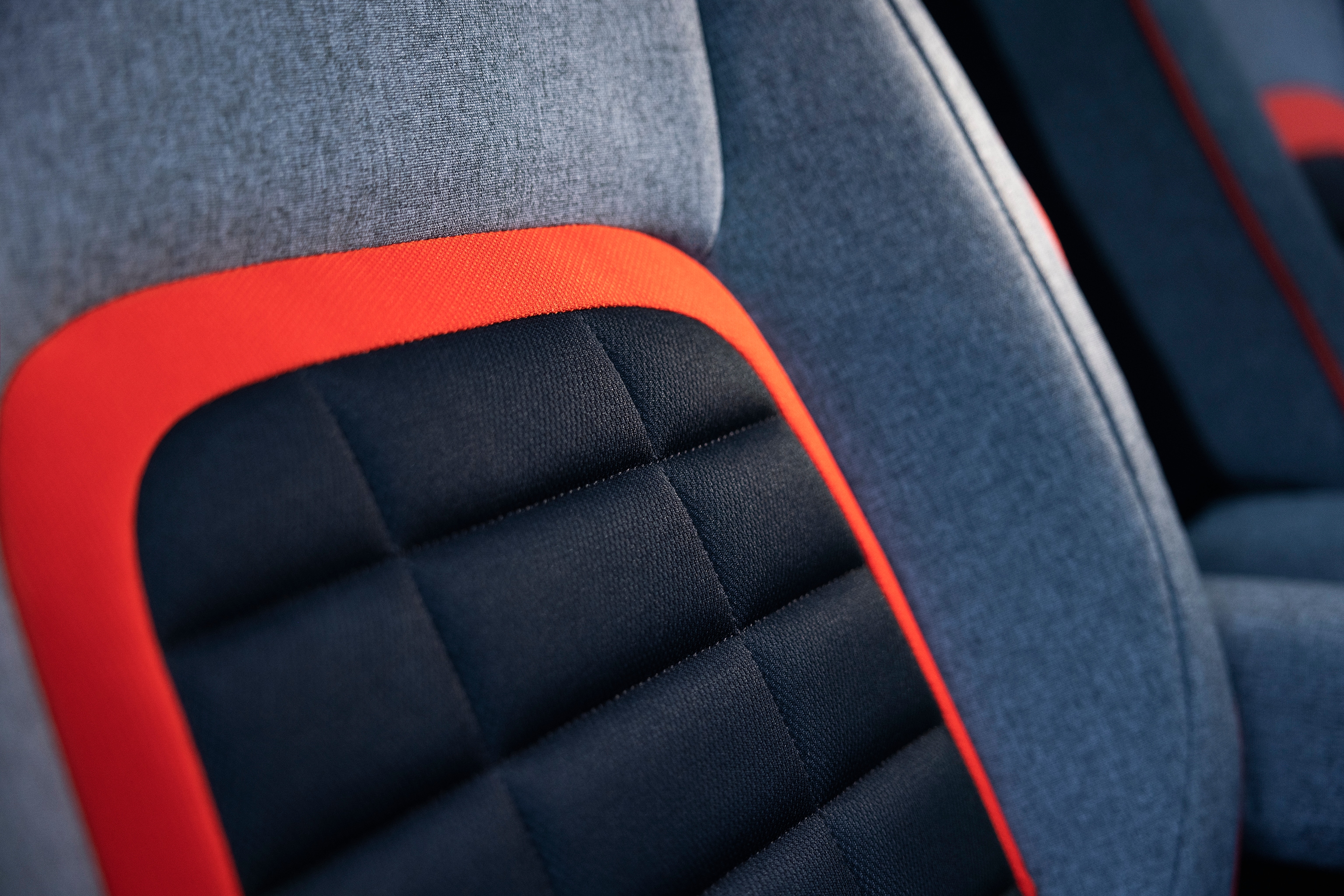 Grande plano dos bancos do ë‑Berlingo, destacando os revestimentos Advanced Comfort para um apoio reforçado e maior conforto em viagem.
