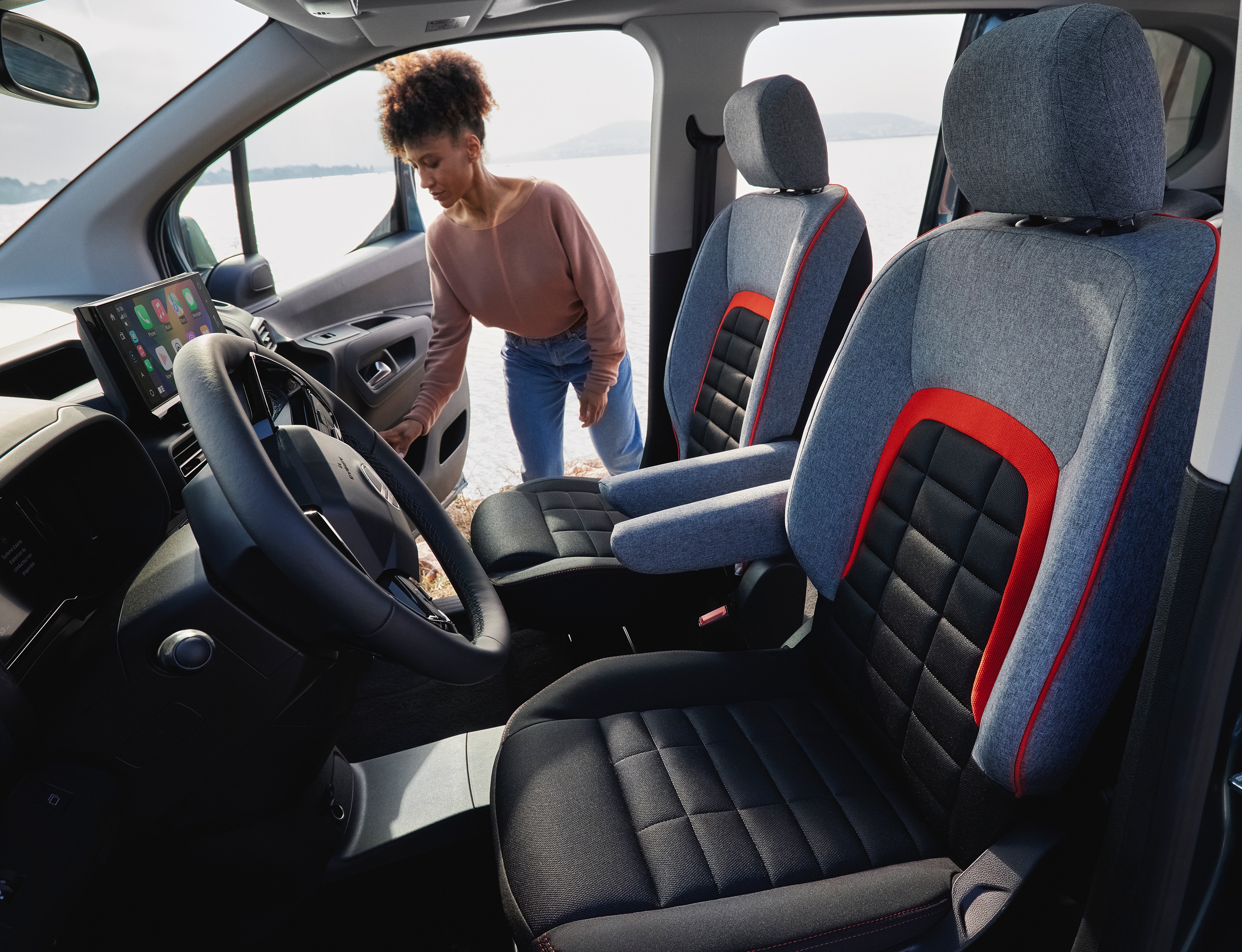 Vista interior dianteira do ë‑Berlingo com bancos Advanced Comfort, acesso facilitado e tecnologias concebidas para proporcionar maior conforto e segurança no dia a dia.