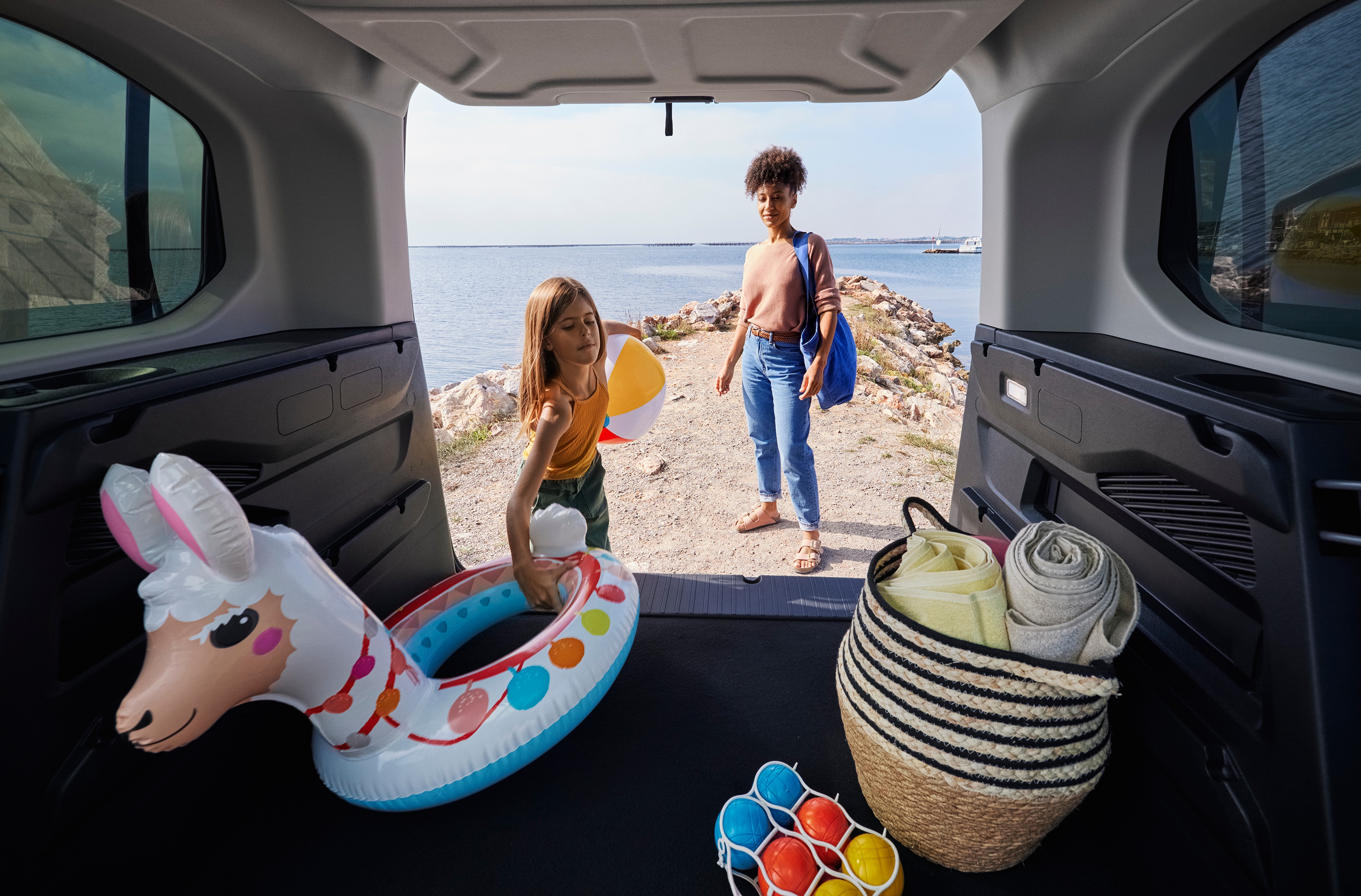 Vista traseira do ë‑Berlingo, destacando a ampla capacidade da bagageira para uma utilização familiar prática e versátil.