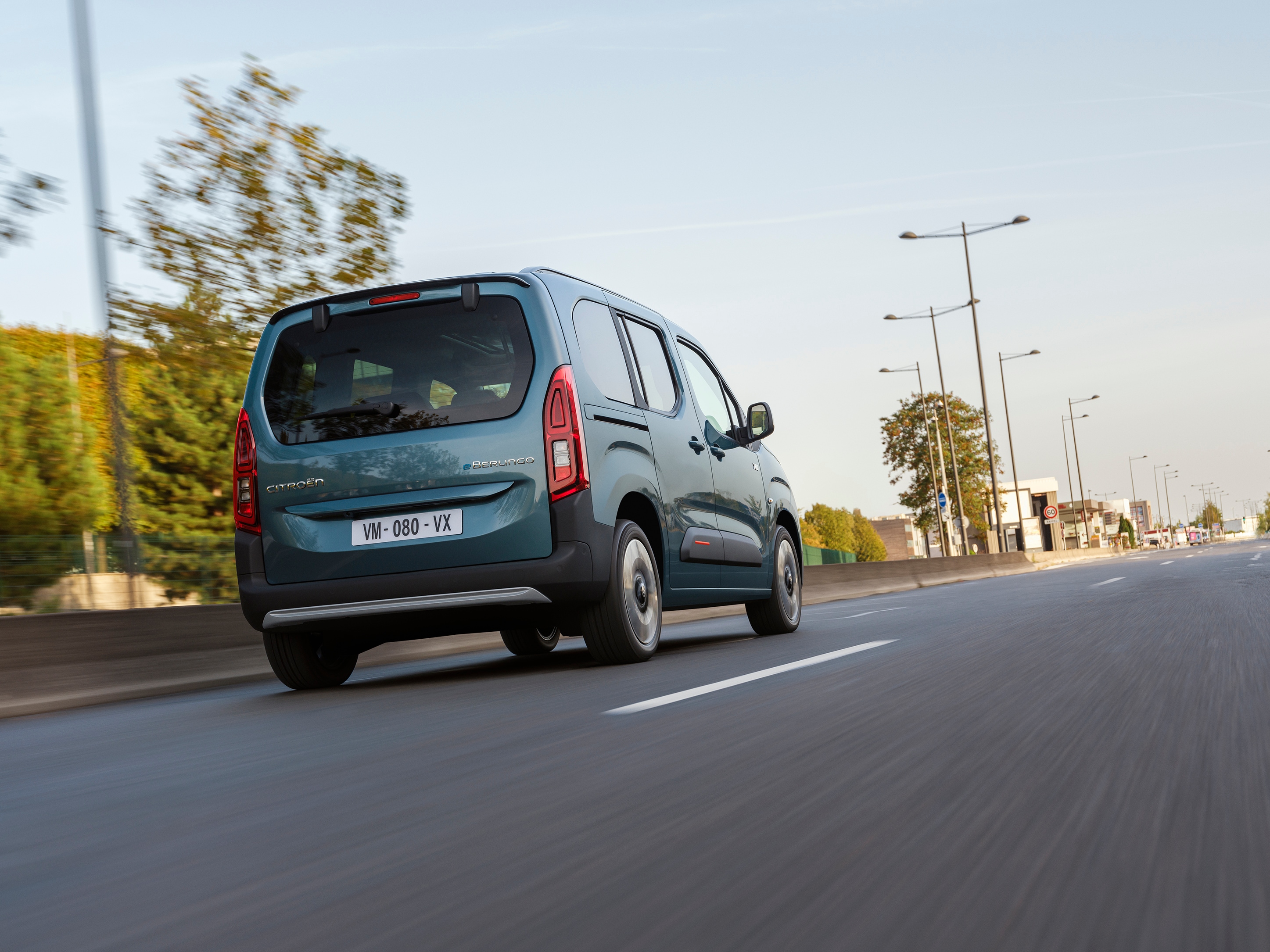 Vista traseira do ë‑Berlingo, evidenciando o design moderno e dinâmico, concebido para uma presença marcante e uma utilização quotidiana eficiente.