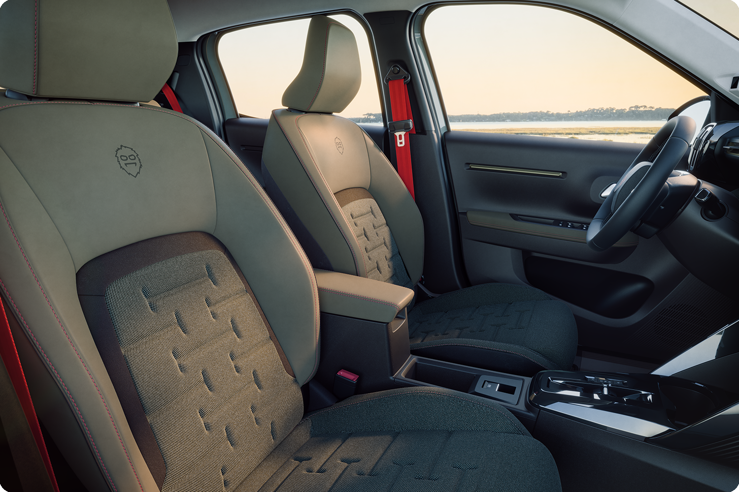 Vista frontal do interior do Citroën C3 Outdoor: apresenta os bancos «Advanced Comfort» e um habitáculo espaçoso de SUV compacto para todas as suas viagens