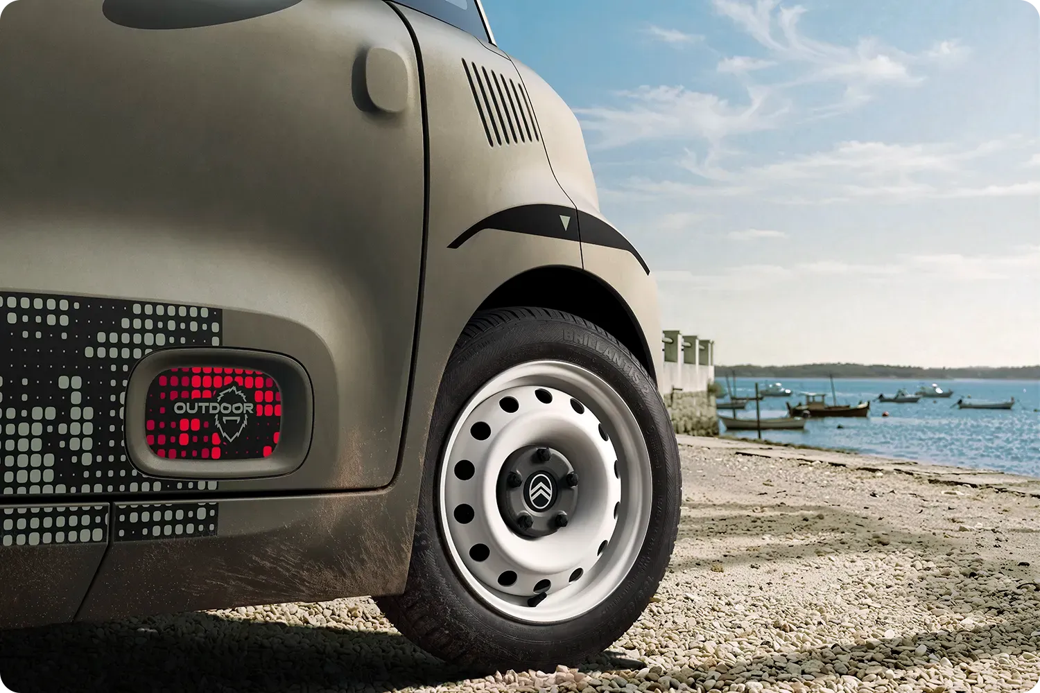Grande plano do arco da roda do Citroën Ami Outdoor, com um design compacto, elétrico e acessível e um estilo inovador para aventuras costeiras